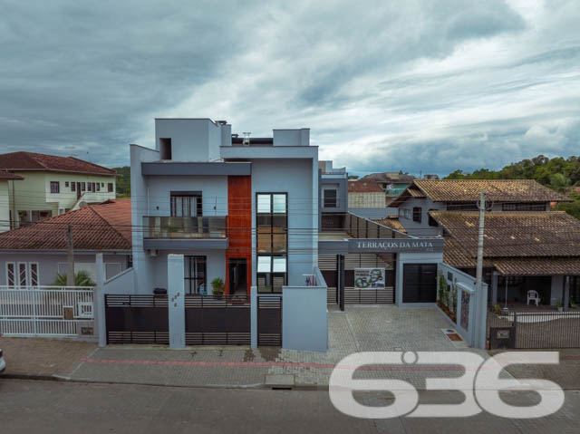 Residência Geminada Moderna em Joinville - Bom Retiro

Oportunidade Imperdível em Joinville! Esta residência geminada, oferece sofisticação, conforto e uma estrutura moderna para você e sua família no prestigiado bairro Bom Retiro. Com 160,57m² de área construída, esse imóvel entrega um estilo de vida com qualidade e praticidade.

Composição do Imóvel:

Área Construída: 160,57m², oferecendo ambientes amplos e bem distribuídos para você e sua família aproveitarem cada espaço ao máximo.
Sala de Estar e Jantar: Espaços integrados, perfeitos para reunir a família e receber amigos. A ampla sala permite diversas configurações e aproveita bem a luz natural, garantindo um ambiente aconchegante e acolhedor.
Cozinha Funcional: A cozinha oferece praticidade e está localizada próxima à área de serviço, otimizando a rotina doméstica.
Suíte e Dois Dormitórios: Privacidade e conforto para todos os moradores. A suíte principal é ampla. Os outros dois dormitórios são ideais para quartos de crianças, escritório ou até um quarto de hóspedes.
Banheiros Modernos: Três banheiros no total, com acabamentos de alta qualidade.
Área de Festa com Churrasqueira: Um diferencial para quem adora momentos de lazer. A área de festa é espaçosa e conta com uma churrasqueira, proporcionando o ambiente perfeito para confraternizações.
Lavabo e Área de Serviço Completa: Lavabo no andar térreo, facilitando o acesso para visitas, além de uma área de serviço bem posicionada e ventilada.

Situado em rua pavimentada e tranquila, o bairro Bom Retiro é conhecido pela segurança e infraestrutura completa, com fácil acesso a escolas, supermercados e áreas de lazer.
Este imóvel é um convite para quem busca uma moradia diferenciada em Joinville. Um sobrado que une sofisticação, conforto e praticidade, pensado nos mínimos detalhes para proporcionar uma experiência de vida inigualável.
 
636 NEGÓCIOS IMOBILIÁRIOS: A SUA MELHOR ESCOLHA
Com mais de 30 anos de experiência, a 636 Negócios Imobiliários é sua parceira ideal para encontrar o imóvel perfeito. Estamos prontos para ajudá-lo a fazer deste imóvel o seu novo lar.
 
Telefone: (47) 3451-0636
WhatsApp: (47) 99190-0636
 
Não perca esta oportunidade única. Visite nosso site para mais informações: i636.com.br