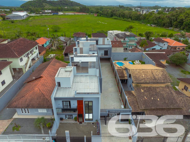 Residência Geminada Moderna em Joinville - Bom Retiro

Oportunidade Imperdível em Joinville! Esta residência geminada, oferece sofisticação, conforto e uma estrutura moderna para você e sua família no prestigiado bairro Bom Retiro. Com 160,57m² de área construída, esse imóvel entrega um estilo de vida com qualidade e praticidade.

Composição do Imóvel:

Área Construída: 160,57m², oferecendo ambientes amplos e bem distribuídos para você e sua família aproveitarem cada espaço ao máximo.
Sala de Estar e Jantar: Espaços integrados, perfeitos para reunir a família e receber amigos. A ampla sala permite diversas configurações e aproveita bem a luz natural, garantindo um ambiente aconchegante e acolhedor.
Cozinha Funcional: A cozinha oferece praticidade e está localizada próxima à área de serviço, otimizando a rotina doméstica.
Suíte e Dois Dormitórios: Privacidade e conforto para todos os moradores. A suíte principal é ampla. Os outros dois dormitórios são ideais para quartos de crianças, escritório ou até um quarto de hóspedes.
Banheiros Modernos: Três banheiros no total, com acabamentos de alta qualidade.
Área de Festa com Churrasqueira: Um diferencial para quem adora momentos de lazer. A área de festa é espaçosa e conta com uma churrasqueira, proporcionando o ambiente perfeito para confraternizações.
Lavabo e Área de Serviço Completa: Lavabo no andar térreo, facilitando o acesso para visitas, além de uma área de serviço bem posicionada e ventilada.

Situado em rua pavimentada e tranquila, o bairro Bom Retiro é conhecido pela segurança e infraestrutura completa, com fácil acesso a escolas, supermercados e áreas de lazer.
Este imóvel é um convite para quem busca uma moradia diferenciada em Joinville. Um sobrado que une sofisticação, conforto e praticidade, pensado nos mínimos detalhes para proporcionar uma experiência de vida inigualável.
 
636 NEGÓCIOS IMOBILIÁRIOS: A SUA MELHOR ESCOLHA
Com mais de 30 anos de experiência, a 636 Negócios Imobiliários é sua parceira ideal para encontrar o imóvel perfeito. Estamos prontos para ajudá-lo a fazer deste imóvel o seu novo lar.
 
Telefone: (47) 3451-0636
WhatsApp: (47) 99190-0636
 
Não perca esta oportunidade única. Visite nosso site para mais informações: i636.com.br