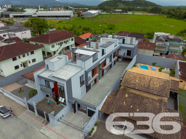 Residência Geminada Moderna em Joinville - Bom Retiro

Oportunidade Imperdível em Joinville! Esta residência geminada, oferece sofisticação, conforto e uma estrutura moderna para você e sua família no prestigiado bairro Bom Retiro. Com 160,57m² de área construída, esse imóvel entrega um estilo de vida com qualidade e praticidade.

Composição do Imóvel:

Área Construída: 160,57m², oferecendo ambientes amplos e bem distribuídos para você e sua família aproveitarem cada espaço ao máximo.
Sala de Estar e Jantar: Espaços integrados, perfeitos para reunir a família e receber amigos. A ampla sala permite diversas configurações e aproveita bem a luz natural, garantindo um ambiente aconchegante e acolhedor.
Cozinha Funcional: A cozinha oferece praticidade e está localizada próxima à área de serviço, otimizando a rotina doméstica.
Suíte e Dois Dormitórios: Privacidade e conforto para todos os moradores. A suíte principal é ampla. Os outros dois dormitórios são ideais para quartos de crianças, escritório ou até um quarto de hóspedes.
Banheiros Modernos: Três banheiros no total, com acabamentos de alta qualidade.
Área de Festa com Churrasqueira: Um diferencial para quem adora momentos de lazer. A área de festa é espaçosa e conta com uma churrasqueira, proporcionando o ambiente perfeito para confraternizações.
Lavabo e Área de Serviço Completa: Lavabo no andar térreo, facilitando o acesso para visitas, além de uma área de serviço bem posicionada e ventilada.

Situado em rua pavimentada e tranquila, o bairro Bom Retiro é conhecido pela segurança e infraestrutura completa, com fácil acesso a escolas, supermercados e áreas de lazer.
Este imóvel é um convite para quem busca uma moradia diferenciada em Joinville. Um sobrado que une sofisticação, conforto e praticidade, pensado nos mínimos detalhes para proporcionar uma experiência de vida inigualável.
 
636 NEGÓCIOS IMOBILIÁRIOS: A SUA MELHOR ESCOLHA
Com mais de 30 anos de experiência, a 636 Negócios Imobiliários é sua parceira ideal para encontrar o imóvel perfeito. Estamos prontos para ajudá-lo a fazer deste imóvel o seu novo lar.
 
Telefone: (47) 3451-0636
WhatsApp: (47) 99190-0636
 
Não perca esta oportunidade única. Visite nosso site para mais informações: i636.com.br