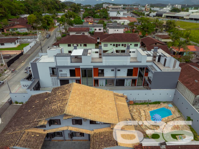 Residência Geminada Moderna em Joinville - Bom Retiro

Oportunidade Imperdível em Joinville! Esta residência geminada, oferece sofisticação, conforto e uma estrutura moderna para você e sua família no prestigiado bairro Bom Retiro. Com 160,57m² de área construída, esse imóvel entrega um estilo de vida com qualidade e praticidade.

Composição do Imóvel:

Área Construída: 160,57m², oferecendo ambientes amplos e bem distribuídos para você e sua família aproveitarem cada espaço ao máximo.
Sala de Estar e Jantar: Espaços integrados, perfeitos para reunir a família e receber amigos. A ampla sala permite diversas configurações e aproveita bem a luz natural, garantindo um ambiente aconchegante e acolhedor.
Cozinha Funcional: A cozinha oferece praticidade e está localizada próxima à área de serviço, otimizando a rotina doméstica.
Suíte e Dois Dormitórios: Privacidade e conforto para todos os moradores. A suíte principal é ampla. Os outros dois dormitórios são ideais para quartos de crianças, escritório ou até um quarto de hóspedes.
Banheiros Modernos: Três banheiros no total, com acabamentos de alta qualidade.
Área de Festa com Churrasqueira: Um diferencial para quem adora momentos de lazer. A área de festa é espaçosa e conta com uma churrasqueira, proporcionando o ambiente perfeito para confraternizações.
Lavabo e Área de Serviço Completa: Lavabo no andar térreo, facilitando o acesso para visitas, além de uma área de serviço bem posicionada e ventilada.

Situado em rua pavimentada e tranquila, o bairro Bom Retiro é conhecido pela segurança e infraestrutura completa, com fácil acesso a escolas, supermercados e áreas de lazer.
Este imóvel é um convite para quem busca uma moradia diferenciada em Joinville. Um sobrado que une sofisticação, conforto e praticidade, pensado nos mínimos detalhes para proporcionar uma experiência de vida inigualável.
 
636 NEGÓCIOS IMOBILIÁRIOS: A SUA MELHOR ESCOLHA
Com mais de 30 anos de experiência, a 636 Negócios Imobiliários é sua parceira ideal para encontrar o imóvel perfeito. Estamos prontos para ajudá-lo a fazer deste imóvel o seu novo lar.
 
Telefone: (47) 3451-0636
WhatsApp: (47) 99190-0636
 
Não perca esta oportunidade única. Visite nosso site para mais informações: i636.com.br