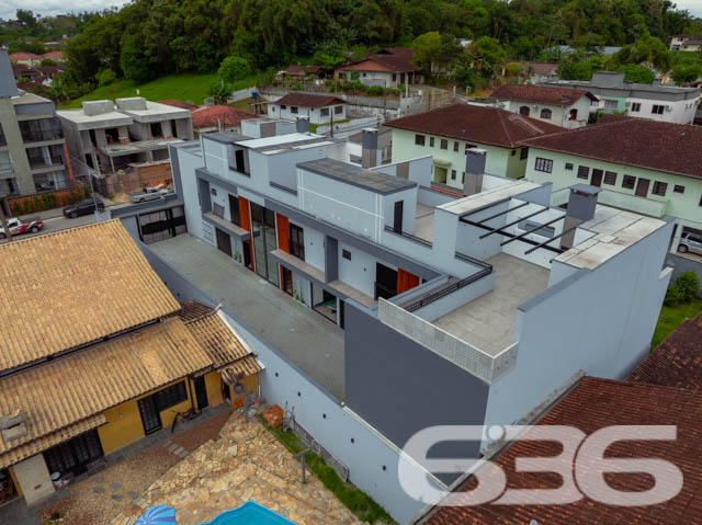 Residência Geminada Moderna em Joinville - Bom Retiro

Oportunidade Imperdível em Joinville! Esta residência geminada, oferece sofisticação, conforto e uma estrutura moderna para você e sua família no prestigiado bairro Bom Retiro. Com 160,57m² de área construída, esse imóvel entrega um estilo de vida com qualidade e praticidade.

Composição do Imóvel:

Área Construída: 160,57m², oferecendo ambientes amplos e bem distribuídos para você e sua família aproveitarem cada espaço ao máximo.
Sala de Estar e Jantar: Espaços integrados, perfeitos para reunir a família e receber amigos. A ampla sala permite diversas configurações e aproveita bem a luz natural, garantindo um ambiente aconchegante e acolhedor.
Cozinha Funcional: A cozinha oferece praticidade e está localizada próxima à área de serviço, otimizando a rotina doméstica.
Suíte e Dois Dormitórios: Privacidade e conforto para todos os moradores. A suíte principal é ampla. Os outros dois dormitórios são ideais para quartos de crianças, escritório ou até um quarto de hóspedes.
Banheiros Modernos: Três banheiros no total, com acabamentos de alta qualidade.
Área de Festa com Churrasqueira: Um diferencial para quem adora momentos de lazer. A área de festa é espaçosa e conta com uma churrasqueira, proporcionando o ambiente perfeito para confraternizações.
Lavabo e Área de Serviço Completa: Lavabo no andar térreo, facilitando o acesso para visitas, além de uma área de serviço bem posicionada e ventilada.

Situado em rua pavimentada e tranquila, o bairro Bom Retiro é conhecido pela segurança e infraestrutura completa, com fácil acesso a escolas, supermercados e áreas de lazer.
Este imóvel é um convite para quem busca uma moradia diferenciada em Joinville. Um sobrado que une sofisticação, conforto e praticidade, pensado nos mínimos detalhes para proporcionar uma experiência de vida inigualável.
 
636 NEGÓCIOS IMOBILIÁRIOS: A SUA MELHOR ESCOLHA
Com mais de 30 anos de experiência, a 636 Negócios Imobiliários é sua parceira ideal para encontrar o imóvel perfeito. Estamos prontos para ajudá-lo a fazer deste imóvel o seu novo lar.
 
Telefone: (47) 3451-0636
WhatsApp: (47) 99190-0636
 
Não perca esta oportunidade única. Visite nosso site para mais informações: i636.com.br