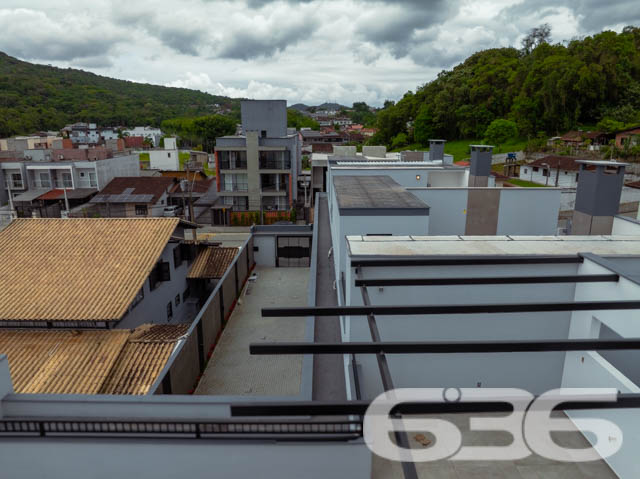 Residência Geminada Moderna em Joinville - Bom Retiro

Oportunidade Imperdível em Joinville! Esta residência geminada, oferece sofisticação, conforto e uma estrutura moderna para você e sua família no prestigiado bairro Bom Retiro. Com 160,57m² de área construída, esse imóvel entrega um estilo de vida com qualidade e praticidade.

Composição do Imóvel:

Área Construída: 160,57m², oferecendo ambientes amplos e bem distribuídos para você e sua família aproveitarem cada espaço ao máximo.
Sala de Estar e Jantar: Espaços integrados, perfeitos para reunir a família e receber amigos. A ampla sala permite diversas configurações e aproveita bem a luz natural, garantindo um ambiente aconchegante e acolhedor.
Cozinha Funcional: A cozinha oferece praticidade e está localizada próxima à área de serviço, otimizando a rotina doméstica.
Suíte e Dois Dormitórios: Privacidade e conforto para todos os moradores. A suíte principal é ampla. Os outros dois dormitórios são ideais para quartos de crianças, escritório ou até um quarto de hóspedes.
Banheiros Modernos: Três banheiros no total, com acabamentos de alta qualidade.
Área de Festa com Churrasqueira: Um diferencial para quem adora momentos de lazer. A área de festa é espaçosa e conta com uma churrasqueira, proporcionando o ambiente perfeito para confraternizações.
Lavabo e Área de Serviço Completa: Lavabo no andar térreo, facilitando o acesso para visitas, além de uma área de serviço bem posicionada e ventilada.

Situado em rua pavimentada e tranquila, o bairro Bom Retiro é conhecido pela segurança e infraestrutura completa, com fácil acesso a escolas, supermercados e áreas de lazer.
Este imóvel é um convite para quem busca uma moradia diferenciada em Joinville. Um sobrado que une sofisticação, conforto e praticidade, pensado nos mínimos detalhes para proporcionar uma experiência de vida inigualável.
 
636 NEGÓCIOS IMOBILIÁRIOS: A SUA MELHOR ESCOLHA
Com mais de 30 anos de experiência, a 636 Negócios Imobiliários é sua parceira ideal para encontrar o imóvel perfeito. Estamos prontos para ajudá-lo a fazer deste imóvel o seu novo lar.
 
Telefone: (47) 3451-0636
WhatsApp: (47) 99190-0636
 
Não perca esta oportunidade única. Visite nosso site para mais informações: i636.com.br