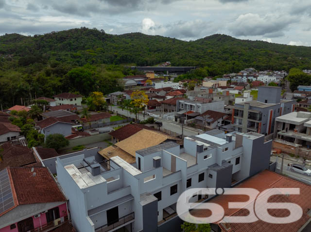 Residência Geminada Moderna em Joinville - Bom Retiro

Oportunidade Imperdível em Joinville! Esta residência geminada, oferece sofisticação, conforto e uma estrutura moderna para você e sua família no prestigiado bairro Bom Retiro. Com 160,57m² de área construída, esse imóvel entrega um estilo de vida com qualidade e praticidade.

Composição do Imóvel:

Área Construída: 160,57m², oferecendo ambientes amplos e bem distribuídos para você e sua família aproveitarem cada espaço ao máximo.
Sala de Estar e Jantar: Espaços integrados, perfeitos para reunir a família e receber amigos. A ampla sala permite diversas configurações e aproveita bem a luz natural, garantindo um ambiente aconchegante e acolhedor.
Cozinha Funcional: A cozinha oferece praticidade e está localizada próxima à área de serviço, otimizando a rotina doméstica.
Suíte e Dois Dormitórios: Privacidade e conforto para todos os moradores. A suíte principal é ampla. Os outros dois dormitórios são ideais para quartos de crianças, escritório ou até um quarto de hóspedes.
Banheiros Modernos: Três banheiros no total, com acabamentos de alta qualidade.
Área de Festa com Churrasqueira: Um diferencial para quem adora momentos de lazer. A área de festa é espaçosa e conta com uma churrasqueira, proporcionando o ambiente perfeito para confraternizações.
Lavabo e Área de Serviço Completa: Lavabo no andar térreo, facilitando o acesso para visitas, além de uma área de serviço bem posicionada e ventilada.

Situado em rua pavimentada e tranquila, o bairro Bom Retiro é conhecido pela segurança e infraestrutura completa, com fácil acesso a escolas, supermercados e áreas de lazer.
Este imóvel é um convite para quem busca uma moradia diferenciada em Joinville. Um sobrado que une sofisticação, conforto e praticidade, pensado nos mínimos detalhes para proporcionar uma experiência de vida inigualável.
 
636 NEGÓCIOS IMOBILIÁRIOS: A SUA MELHOR ESCOLHA
Com mais de 30 anos de experiência, a 636 Negócios Imobiliários é sua parceira ideal para encontrar o imóvel perfeito. Estamos prontos para ajudá-lo a fazer deste imóvel o seu novo lar.
 
Telefone: (47) 3451-0636
WhatsApp: (47) 99190-0636
 
Não perca esta oportunidade única. Visite nosso site para mais informações: i636.com.br