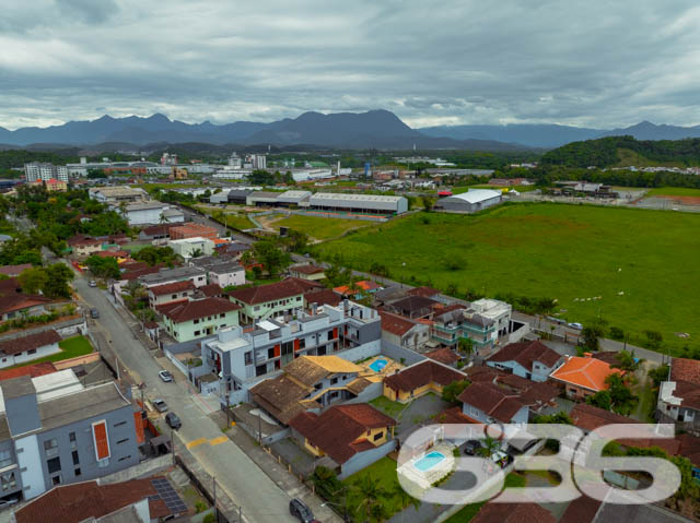 Residência Geminada Moderna em Joinville - Bom Retiro

Oportunidade Imperdível em Joinville! Esta residência geminada, oferece sofisticação, conforto e uma estrutura moderna para você e sua família no prestigiado bairro Bom Retiro. Com 160,57m² de área construída, esse imóvel entrega um estilo de vida com qualidade e praticidade.

Composição do Imóvel:

Área Construída: 160,57m², oferecendo ambientes amplos e bem distribuídos para você e sua família aproveitarem cada espaço ao máximo.
Sala de Estar e Jantar: Espaços integrados, perfeitos para reunir a família e receber amigos. A ampla sala permite diversas configurações e aproveita bem a luz natural, garantindo um ambiente aconchegante e acolhedor.
Cozinha Funcional: A cozinha oferece praticidade e está localizada próxima à área de serviço, otimizando a rotina doméstica.
Suíte e Dois Dormitórios: Privacidade e conforto para todos os moradores. A suíte principal é ampla. Os outros dois dormitórios são ideais para quartos de crianças, escritório ou até um quarto de hóspedes.
Banheiros Modernos: Três banheiros no total, com acabamentos de alta qualidade.
Área de Festa com Churrasqueira: Um diferencial para quem adora momentos de lazer. A área de festa é espaçosa e conta com uma churrasqueira, proporcionando o ambiente perfeito para confraternizações.
Lavabo e Área de Serviço Completa: Lavabo no andar térreo, facilitando o acesso para visitas, além de uma área de serviço bem posicionada e ventilada.

Situado em rua pavimentada e tranquila, o bairro Bom Retiro é conhecido pela segurança e infraestrutura completa, com fácil acesso a escolas, supermercados e áreas de lazer.
Este imóvel é um convite para quem busca uma moradia diferenciada em Joinville. Um sobrado que une sofisticação, conforto e praticidade, pensado nos mínimos detalhes para proporcionar uma experiência de vida inigualável.
 
636 NEGÓCIOS IMOBILIÁRIOS: A SUA MELHOR ESCOLHA
Com mais de 30 anos de experiência, a 636 Negócios Imobiliários é sua parceira ideal para encontrar o imóvel perfeito. Estamos prontos para ajudá-lo a fazer deste imóvel o seu novo lar.
 
Telefone: (47) 3451-0636
WhatsApp: (47) 99190-0636
 
Não perca esta oportunidade única. Visite nosso site para mais informações: i636.com.br