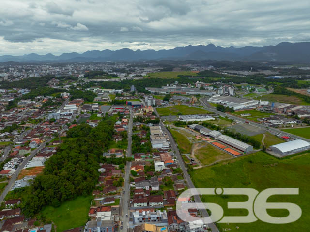 Residência Geminada Moderna em Joinville - Bom Retiro

Oportunidade Imperdível em Joinville! Esta residência geminada, oferece sofisticação, conforto e uma estrutura moderna para você e sua família no prestigiado bairro Bom Retiro. Com 160,57m² de área construída, esse imóvel entrega um estilo de vida com qualidade e praticidade.

Composição do Imóvel:

Área Construída: 160,57m², oferecendo ambientes amplos e bem distribuídos para você e sua família aproveitarem cada espaço ao máximo.
Sala de Estar e Jantar: Espaços integrados, perfeitos para reunir a família e receber amigos. A ampla sala permite diversas configurações e aproveita bem a luz natural, garantindo um ambiente aconchegante e acolhedor.
Cozinha Funcional: A cozinha oferece praticidade e está localizada próxima à área de serviço, otimizando a rotina doméstica.
Suíte e Dois Dormitórios: Privacidade e conforto para todos os moradores. A suíte principal é ampla. Os outros dois dormitórios são ideais para quartos de crianças, escritório ou até um quarto de hóspedes.
Banheiros Modernos: Três banheiros no total, com acabamentos de alta qualidade.
Área de Festa com Churrasqueira: Um diferencial para quem adora momentos de lazer. A área de festa é espaçosa e conta com uma churrasqueira, proporcionando o ambiente perfeito para confraternizações.
Lavabo e Área de Serviço Completa: Lavabo no andar térreo, facilitando o acesso para visitas, além de uma área de serviço bem posicionada e ventilada.

Situado em rua pavimentada e tranquila, o bairro Bom Retiro é conhecido pela segurança e infraestrutura completa, com fácil acesso a escolas, supermercados e áreas de lazer.
Este imóvel é um convite para quem busca uma moradia diferenciada em Joinville. Um sobrado que une sofisticação, conforto e praticidade, pensado nos mínimos detalhes para proporcionar uma experiência de vida inigualável.
 
636 NEGÓCIOS IMOBILIÁRIOS: A SUA MELHOR ESCOLHA
Com mais de 30 anos de experiência, a 636 Negócios Imobiliários é sua parceira ideal para encontrar o imóvel perfeito. Estamos prontos para ajudá-lo a fazer deste imóvel o seu novo lar.
 
Telefone: (47) 3451-0636
WhatsApp: (47) 99190-0636
 
Não perca esta oportunidade única. Visite nosso site para mais informações: i636.com.br