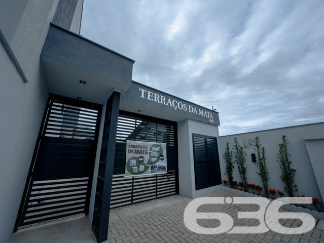 Residência Geminada Moderna em Joinville - Bom Retiro

Oportunidade Imperdível em Joinville! Esta residência geminada, oferece sofisticação, conforto e uma estrutura moderna para você e sua família no prestigiado bairro Bom Retiro. Com 160,57m² de área construída, esse imóvel entrega um estilo de vida com qualidade e praticidade.

Composição do Imóvel:

Área Construída: 160,57m², oferecendo ambientes amplos e bem distribuídos para você e sua família aproveitarem cada espaço ao máximo.
Sala de Estar e Jantar: Espaços integrados, perfeitos para reunir a família e receber amigos. A ampla sala permite diversas configurações e aproveita bem a luz natural, garantindo um ambiente aconchegante e acolhedor.
Cozinha Funcional: A cozinha oferece praticidade e está localizada próxima à área de serviço, otimizando a rotina doméstica.
Suíte e Dois Dormitórios: Privacidade e conforto para todos os moradores. A suíte principal é ampla. Os outros dois dormitórios são ideais para quartos de crianças, escritório ou até um quarto de hóspedes.
Banheiros Modernos: Três banheiros no total, com acabamentos de alta qualidade.
Área de Festa com Churrasqueira: Um diferencial para quem adora momentos de lazer. A área de festa é espaçosa e conta com uma churrasqueira, proporcionando o ambiente perfeito para confraternizações.
Lavabo e Área de Serviço Completa: Lavabo no andar térreo, facilitando o acesso para visitas, além de uma área de serviço bem posicionada e ventilada.

Situado em rua pavimentada e tranquila, o bairro Bom Retiro é conhecido pela segurança e infraestrutura completa, com fácil acesso a escolas, supermercados e áreas de lazer.
Este imóvel é um convite para quem busca uma moradia diferenciada em Joinville. Um sobrado que une sofisticação, conforto e praticidade, pensado nos mínimos detalhes para proporcionar uma experiência de vida inigualável.
 
636 NEGÓCIOS IMOBILIÁRIOS: A SUA MELHOR ESCOLHA
Com mais de 30 anos de experiência, a 636 Negócios Imobiliários é sua parceira ideal para encontrar o imóvel perfeito. Estamos prontos para ajudá-lo a fazer deste imóvel o seu novo lar.
 
Telefone: (47) 3451-0636
WhatsApp: (47) 99190-0636
 
Não perca esta oportunidade única. Visite nosso site para mais informações: i636.com.br