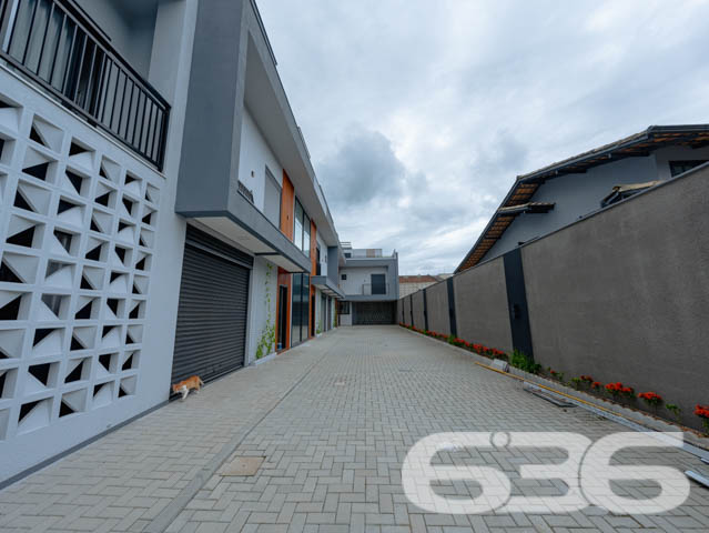 Residência Geminada Moderna em Joinville - Bom Retiro

Oportunidade Imperdível em Joinville! Esta residência geminada, oferece sofisticação, conforto e uma estrutura moderna para você e sua família no prestigiado bairro Bom Retiro. Com 160,57m² de área construída, esse imóvel entrega um estilo de vida com qualidade e praticidade.

Composição do Imóvel:

Área Construída: 160,57m², oferecendo ambientes amplos e bem distribuídos para você e sua família aproveitarem cada espaço ao máximo.
Sala de Estar e Jantar: Espaços integrados, perfeitos para reunir a família e receber amigos. A ampla sala permite diversas configurações e aproveita bem a luz natural, garantindo um ambiente aconchegante e acolhedor.
Cozinha Funcional: A cozinha oferece praticidade e está localizada próxima à área de serviço, otimizando a rotina doméstica.
Suíte e Dois Dormitórios: Privacidade e conforto para todos os moradores. A suíte principal é ampla. Os outros dois dormitórios são ideais para quartos de crianças, escritório ou até um quarto de hóspedes.
Banheiros Modernos: Três banheiros no total, com acabamentos de alta qualidade.
Área de Festa com Churrasqueira: Um diferencial para quem adora momentos de lazer. A área de festa é espaçosa e conta com uma churrasqueira, proporcionando o ambiente perfeito para confraternizações.
Lavabo e Área de Serviço Completa: Lavabo no andar térreo, facilitando o acesso para visitas, além de uma área de serviço bem posicionada e ventilada.

Situado em rua pavimentada e tranquila, o bairro Bom Retiro é conhecido pela segurança e infraestrutura completa, com fácil acesso a escolas, supermercados e áreas de lazer.
Este imóvel é um convite para quem busca uma moradia diferenciada em Joinville. Um sobrado que une sofisticação, conforto e praticidade, pensado nos mínimos detalhes para proporcionar uma experiência de vida inigualável.
 
636 NEGÓCIOS IMOBILIÁRIOS: A SUA MELHOR ESCOLHA
Com mais de 30 anos de experiência, a 636 Negócios Imobiliários é sua parceira ideal para encontrar o imóvel perfeito. Estamos prontos para ajudá-lo a fazer deste imóvel o seu novo lar.
 
Telefone: (47) 3451-0636
WhatsApp: (47) 99190-0636
 
Não perca esta oportunidade única. Visite nosso site para mais informações: i636.com.br
