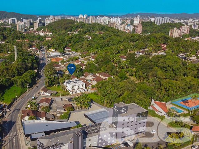 OPORTUNIDADE DE SOBRADO DE ALTO PADRÃO COM 3 SUÍTES NO BAIRRO GLÓRIA EM JOINVILLE SC

Ótima oportunidade de sobrado,  localizado em um dos bairros mais privilegiados e desejados da cidade, esse imóvel oferece uma combinação perfeita de design moderno, amplo espaço e acabamentos de qualidade.

Com uma área construída de 213m², ele é verdadeiramente impressionante. Logo ao entrar, você será recebido por ambientes espaçosos e arejados, projetados com o máximo cuidado e atenção aos detalhes. O ar requintado e os tons off white em toda a casa trazem uma sensação de elegância e tranquilidade.

O geminado conta com 3 suítes lindas e espaçosas, além de um home office, garantindo o espaço perfeito para acomodar toda a família e ainda ter um espaço dedicado ao trabalho ou estudos. Conta ainda com duas vagas de garagem.

A área de festas é um verdadeiro destaque, oferecendo um espaço maravilhoso para receber amigos e familiares. Complementando o imóvel, a abertura de 9 metros traz ainda mais luminosidade e uma sensação de amplitude.

Além de todas as suas qualidades internas, a localização desse geminado é simplesmente imbatível. Situado em um local privilegiado, próximo ao centro da cidade, você estará cercado por uma ampla variedade de serviços, comércios e opções de lazer.

Não perca a oportunidade de viver em um imóvel dos sonhos. Entre em contato conosco agora mesmo e agende uma visita para conhecer pessoalmente essa joia da arquitetura.

Saiba mais:
Telefone: (47) 3451-0636
WhatsApp: (47) 99190-0636

Imobiliária 636