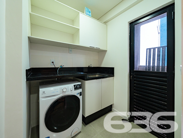 BELÍSSIMO APARTAMENTO GIARDINO COM SUÍTE + 2 QUARTOS NO BAIRRO COSTA E SILVA
Descubra o luxo e o conforto neste deslumbrante apartamento de 103m² no bairro Costa e Silva. Equipado com 2 vagas de garagem cobertas, 2 dormitórios, suíte e 2 banheiros, este imóvel é o epítome da vida moderna e sofisticada.
EXPERIÊNCIA DE VIDA ÚNICA:
O apartamento oferece uma experiência de vida única com seus espaços bem planejados. A suíte é o seu refúgio pessoal, enquanto as duas sacadas oferecem vistas panorâmicas que você vai adorar. A sala de estar e jantar integradas são perfeitas para receber amigos e familiares, e a cozinha é um sonho para qualquer chef de cozinha.
LOCALIZAÇÃO ESTRATÉGICA:
Localizado no bairro Costa e Silva, você estará próximo a todas as comodidades que precisa. O prédio conta com elevador social, interfone, hall social, portão eletrônico e um salão de festas com churrasqueira para tornar suas celebrações ainda mais especiais.
ESCOLHA A 636 NEGÓCIOS IMOBILIÁRIOS:
Com mais de 30 anos de experiência e uma equipe de profissionais altamente qualificados, a 636 Negócios Imobiliários é sua melhor opção para uma compra segura e tranquila.
Telefone: (47) 3451-0636
WhatsApp: (47) 99190-0636