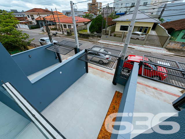 OPORTUNIDADE DE SOBRADO NO BAIRRO COSTA E SILVA
Seu novo lar dos sonhos está esperando por você! Apresentamos um geminado novo, que irá encantar você com seus 105m² de área privativa e design moderno. Seu coração vai bater mais forte ao conhecer cada detalhe cuidadosamente pensado para proporcionar o máximo de conforto e sofisticação.
Com duas suítes, ele oferece privacidade e espaço para toda a família. A sala de estar é ampla e convidativa, perfeita para momentos de descontração e convívio.
A copa e cozinha conjugada são um convite para experimentar novas receitas e tornar as refeições em verdadeiros banquetes. Além disso, o geminado conta com um banheiro social, garantindo praticidade e comodidade para todos os momentos.
E não poderíamos esquecer das suas duas vagas de garagem, uma delas coberta, que garantem a segurança e proteção de seus veículos.
Localizado no prestigiado bairro Costa e Silva, este geminado oferece a combinação perfeita entre tranquilidade e praticidade. Venha desfrutar de tudo o que este incrível imóvel tem a oferecer.
Não perca tempo! Seu novo lar está aqui.
Fale conosco e saiba mais:
Telefone: (47) 3451-0636
WhatsApp: (47) 99190-0636
Imobiliária 636.