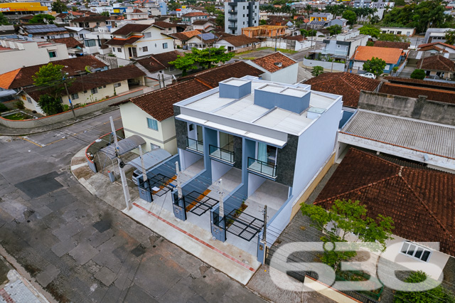 OPORTUNIDADE DE SOBRADO NO BAIRRO COSTA E SILVA
Seu novo lar dos sonhos está esperando por você! Apresentamos um geminado novo, que irá encantar você com seus 105m² de área privativa e design moderno. Seu coração vai bater mais forte ao conhecer cada detalhe cuidadosamente pensado para proporcionar o máximo de conforto e sofisticação.
Com duas suítes, ele oferece privacidade e espaço para toda a família. A sala de estar é ampla e convidativa, perfeita para momentos de descontração e convívio.
A copa e cozinha conjugada são um convite para experimentar novas receitas e tornar as refeições em verdadeiros banquetes. Além disso, o geminado conta com um banheiro social, garantindo praticidade e comodidade para todos os momentos.
E não poderíamos esquecer das suas duas vagas de garagem, uma delas coberta, que garantem a segurança e proteção de seus veículos.
Localizado no prestigiado bairro Costa e Silva, este geminado oferece a combinação perfeita entre tranquilidade e praticidade. Venha desfrutar de tudo o que este incrível imóvel tem a oferecer.
Não perca tempo! Seu novo lar está aqui.
Fale conosco e saiba mais:
Telefone: (47) 3451-0636
WhatsApp: (47) 99190-0636
Imobiliária 636.