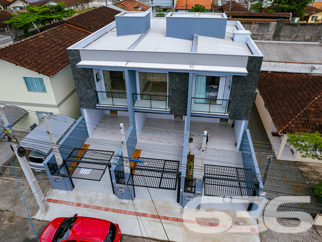 OPORTUNIDADE DE SOBRADO NO BAIRRO COSTA E SILVA
Seu novo lar dos sonhos está esperando por você! Apresentamos um geminado novo, que irá encantar você com seus 105m² de área privativa e design moderno. Seu coração vai bater mais forte ao conhecer cada detalhe cuidadosamente pensado para proporcionar o máximo de conforto e sofisticação.
Com duas suítes, ele oferece privacidade e espaço para toda a família. A sala de estar é ampla e convidativa, perfeita para momentos de descontração e convívio.
A copa e cozinha conjugada são um convite para experimentar novas receitas e tornar as refeições em verdadeiros banquetes. Além disso, o geminado conta com um banheiro social, garantindo praticidade e comodidade para todos os momentos.
E não poderíamos esquecer das suas duas vagas de garagem, uma delas coberta, que garantem a segurança e proteção de seus veículos.
Localizado no prestigiado bairro Costa e Silva, este geminado oferece a combinação perfeita entre tranquilidade e praticidade. Venha desfrutar de tudo o que este incrível imóvel tem a oferecer.
Não perca tempo! Seu novo lar está aqui.
Fale conosco e saiba mais:
Telefone: (47) 3451-0636
WhatsApp: (47) 99190-0636
Imobiliária 636.