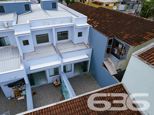 OPORTUNIDADE DE SOBRADO NO BAIRRO COSTA E SILVA
Seu novo lar dos sonhos está esperando por você! Apresentamos um geminado novo, que irá encantar você com seus 105m² de área privativa e design moderno. Seu coração vai bater mais forte ao conhecer cada detalhe cuidadosamente pensado para proporcionar o máximo de conforto e sofisticação.
Com duas suítes, ele oferece privacidade e espaço para toda a família. A sala de estar é ampla e convidativa, perfeita para momentos de descontração e convívio.
A copa e cozinha conjugada são um convite para experimentar novas receitas e tornar as refeições em verdadeiros banquetes. Além disso, o geminado conta com um banheiro social, garantindo praticidade e comodidade para todos os momentos.
E não poderíamos esquecer das suas duas vagas de garagem, uma delas coberta, que garantem a segurança e proteção de seus veículos.
Localizado no prestigiado bairro Costa e Silva, este geminado oferece a combinação perfeita entre tranquilidade e praticidade. Venha desfrutar de tudo o que este incrível imóvel tem a oferecer.
Não perca tempo! Seu novo lar está aqui.
Fale conosco e saiba mais:
Telefone: (47) 3451-0636
WhatsApp: (47) 99190-0636
Imobiliária 636.