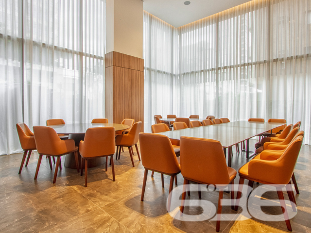LUXO E CONFORTO EM UM SÓ LUGAR: SEU NOVO LAR NO CENTRO DE JOINVILLE!
Apresentamos a você uma oportunidade única de viver em um apartamento de altíssimo padrão no coração de Joinville. Com uma área privativa de 183m², este luxuoso imóvel ocupa um andar que só possui dois apartamentos e oferece todas as comodidades que você sempre sonhou.
ESPAÇO E ELEGÂNCIA EM CADA CÔMODO:
Este apartamento conta com 3 suítes espaçosas, cada uma com seu próprio banheiro, garantindo privacidade e conforto. A sala de estar e a sala íntima são perfeitas para receber amigos ou relaxar após um longo dia. A cozinha é um sonho para qualquer chef, e a área de serviço completa com dependência e banheiro de empregada adiciona ainda mais conveniência. Para os amantes de churrasco, a churrasqueira é um verdadeiro deleite.
LOCALIZAÇÃO PRIVILEGIADA:
Localizado no centro de Joinville, este apartamento está perto de tudo que você precisa: vias de acesso, shopping centers, transporte público, escolas e hospitais. Viva a conveniência de estar no centro de tudo.
ESCOLHA A 636 NEGÓCIOS IMOBILIÁRIOS:
Com mais de 30 anos de experiência, a 636 Negócios Imobiliários é sua melhor escolha para uma compra segura e bem-assessorada. Entre em contato conosco para mais informações e agende sua visita hoje mesmo.
Telefone: (47) 3451-0636
WhatsApp: (47) 99190-0636