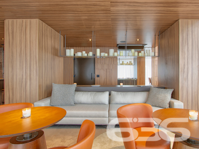 LUXO E CONFORTO EM UM SÓ LUGAR: SEU NOVO LAR NO CENTRO DE JOINVILLE!
Apresentamos a você uma oportunidade única de viver em um apartamento de altíssimo padrão no coração de Joinville. Com uma área privativa de 183m², este luxuoso imóvel ocupa um andar que só possui dois apartamentos e oferece todas as comodidades que você sempre sonhou.
ESPAÇO E ELEGÂNCIA EM CADA CÔMODO:
Este apartamento conta com 3 suítes espaçosas, cada uma com seu próprio banheiro, garantindo privacidade e conforto. A sala de estar e a sala íntima são perfeitas para receber amigos ou relaxar após um longo dia. A cozinha é um sonho para qualquer chef, e a área de serviço completa com dependência e banheiro de empregada adiciona ainda mais conveniência. Para os amantes de churrasco, a churrasqueira é um verdadeiro deleite.
LOCALIZAÇÃO PRIVILEGIADA:
Localizado no centro de Joinville, este apartamento está perto de tudo que você precisa: vias de acesso, shopping centers, transporte público, escolas e hospitais. Viva a conveniência de estar no centro de tudo.
ESCOLHA A 636 NEGÓCIOS IMOBILIÁRIOS:
Com mais de 30 anos de experiência, a 636 Negócios Imobiliários é sua melhor escolha para uma compra segura e bem-assessorada. Entre em contato conosco para mais informações e agende sua visita hoje mesmo.
Telefone: (47) 3451-0636
WhatsApp: (47) 99190-0636
