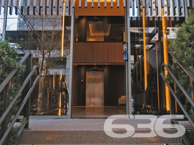 LUXO E CONFORTO EM UM SÓ LUGAR: SEU NOVO LAR NO CENTRO DE JOINVILLE!
Apresentamos a você uma oportunidade única de viver em um apartamento de altíssimo padrão no coração de Joinville. Com uma área privativa de 183m², este luxuoso imóvel ocupa um andar que só possui dois apartamentos e oferece todas as comodidades que você sempre sonhou.
ESPAÇO E ELEGÂNCIA EM CADA CÔMODO:
Este apartamento conta com 3 suítes espaçosas, cada uma com seu próprio banheiro, garantindo privacidade e conforto. A sala de estar e a sala íntima são perfeitas para receber amigos ou relaxar após um longo dia. A cozinha é um sonho para qualquer chef, e a área de serviço completa com dependência e banheiro de empregada adiciona ainda mais conveniência. Para os amantes de churrasco, a churrasqueira é um verdadeiro deleite.
LOCALIZAÇÃO PRIVILEGIADA:
Localizado no centro de Joinville, este apartamento está perto de tudo que você precisa: vias de acesso, shopping centers, transporte público, escolas e hospitais. Viva a conveniência de estar no centro de tudo.
ESCOLHA A 636 NEGÓCIOS IMOBILIÁRIOS:
Com mais de 30 anos de experiência, a 636 Negócios Imobiliários é sua melhor escolha para uma compra segura e bem-assessorada. Entre em contato conosco para mais informações e agende sua visita hoje mesmo.
Telefone: (47) 3451-0636
WhatsApp: (47) 99190-0636