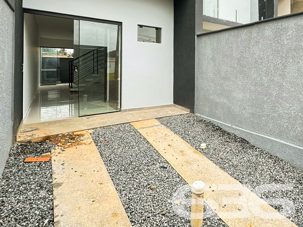Descubra seu novo lar em Joinville! Apresentamos um excepcional sobrado geminado, no sereno bairro de Petrópolis, que combina luxo moderno com conforto e praticidade. Este imóvel é ideal para quem valoriza design, qualidade e uma localização estratégica.
Composição do Imóvel:
Composição: 2 suítes espaçosas, 3 banheiros elegantes, garagem, ampla sala de estar e jantar integradas com a cozinha em um conceito aberto, sacada e áreas que permitem a entrada de animais de estimação;
Facilidades e Acesso: Localizado próximo à Avenida, escolas, farmácias, postos de saúde e combustível. A área é bem servida de transporte público e vias de acesso, garantindo praticidade no dia a dia.
Proximidade com Serviços: A poucos minutos de serviços públicos essenciais e lazer, tornando a rotina mais prática e agradável para toda a família.
Ideal para:
Famílias modernas que buscam um lar funcional e estiloso;
Investidores que procuram propriedades de alto valor agregado para locação ou revenda, devido à qualidade construtiva e localização estratégica.
Esta é uma oportunidade única de adquirir uma propriedade nova, em uma das áreas mais desejáveis de Joinville. A combinação de uma construção de qualidade, localização estratégica e acabamentos modernos faz deste imóvel uma escolha excepcional para quem busca qualidade de vida e valorização imobiliária.
Visite e experimente a sensação de encontrar o lar dos seus sonhos com a 636 Negócios Imobiliários, onde nosso compromisso com a excelência e mais de 30 anos de experiência no mercado garantem a você não apenas uma casa, mas um verdadeiro lar para fazer história.
636 Negócios Imobiliários: Mais do que propriedades, entregamos sonhos. Venha nos visitar e descubra o que nos faz líderes no mercado de Joinville.
636 NEGÓCIOS IMOBILIÁRIOS: A SUA MELHOR ESCOLHA
Com mais de 30 anos de experiência, a 636 Negócios Imobiliários é sua parceira ideal para encontrar o imóvel perfeito. Estamos prontos para ajudá-lo a fazer deste imóvel o seu novo lar.
Telefone: (47) 3451-0636
WhatsApp: (47) 99190-0636
Não perca esta oportunidade única. Visite nosso site para mais informações: i636.com.br