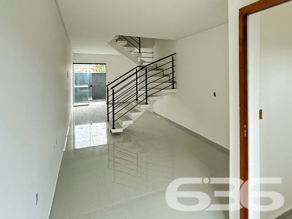 Descubra seu novo lar em Joinville! Apresentamos um excepcional sobrado geminado, no sereno bairro de Petrópolis, que combina luxo moderno com conforto e praticidade. Este imóvel é ideal para quem valoriza design, qualidade e uma localização estratégica.
Composição do Imóvel:
Composição: 2 suítes espaçosas, 3 banheiros elegantes, garagem, ampla sala de estar e jantar integradas com a cozinha em um conceito aberto, sacada e áreas que permitem a entrada de animais de estimação;
Facilidades e Acesso: Localizado próximo à Avenida, escolas, farmácias, postos de saúde e combustível. A área é bem servida de transporte público e vias de acesso, garantindo praticidade no dia a dia.
Proximidade com Serviços: A poucos minutos de serviços públicos essenciais e lazer, tornando a rotina mais prática e agradável para toda a família.
Ideal para:
Famílias modernas que buscam um lar funcional e estiloso;
Investidores que procuram propriedades de alto valor agregado para locação ou revenda, devido à qualidade construtiva e localização estratégica.
Esta é uma oportunidade única de adquirir uma propriedade nova, em uma das áreas mais desejáveis de Joinville. A combinação de uma construção de qualidade, localização estratégica e acabamentos modernos faz deste imóvel uma escolha excepcional para quem busca qualidade de vida e valorização imobiliária.
Visite e experimente a sensação de encontrar o lar dos seus sonhos com a 636 Negócios Imobiliários, onde nosso compromisso com a excelência e mais de 30 anos de experiência no mercado garantem a você não apenas uma casa, mas um verdadeiro lar para fazer história.
636 Negócios Imobiliários: Mais do que propriedades, entregamos sonhos. Venha nos visitar e descubra o que nos faz líderes no mercado de Joinville.
636 NEGÓCIOS IMOBILIÁRIOS: A SUA MELHOR ESCOLHA
Com mais de 30 anos de experiência, a 636 Negócios Imobiliários é sua parceira ideal para encontrar o imóvel perfeito. Estamos prontos para ajudá-lo a fazer deste imóvel o seu novo lar.
Telefone: (47) 3451-0636
WhatsApp: (47) 99190-0636
Não perca esta oportunidade única. Visite nosso site para mais informações: i636.com.br