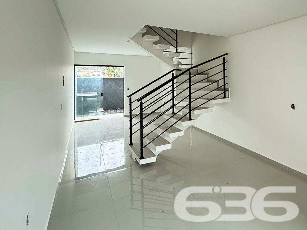 Descubra seu novo lar em Joinville! Apresentamos um excepcional sobrado geminado, no sereno bairro de Petrópolis, que combina luxo moderno com conforto e praticidade. Este imóvel é ideal para quem valoriza design, qualidade e uma localização estratégica.
Composição do Imóvel:
Composição: 2 suítes espaçosas, 3 banheiros elegantes, garagem, ampla sala de estar e jantar integradas com a cozinha em um conceito aberto, sacada e áreas que permitem a entrada de animais de estimação;
Facilidades e Acesso: Localizado próximo à Avenida, escolas, farmácias, postos de saúde e combustível. A área é bem servida de transporte público e vias de acesso, garantindo praticidade no dia a dia.
Proximidade com Serviços: A poucos minutos de serviços públicos essenciais e lazer, tornando a rotina mais prática e agradável para toda a família.
Ideal para:
Famílias modernas que buscam um lar funcional e estiloso;
Investidores que procuram propriedades de alto valor agregado para locação ou revenda, devido à qualidade construtiva e localização estratégica.
Esta é uma oportunidade única de adquirir uma propriedade nova, em uma das áreas mais desejáveis de Joinville. A combinação de uma construção de qualidade, localização estratégica e acabamentos modernos faz deste imóvel uma escolha excepcional para quem busca qualidade de vida e valorização imobiliária.
Visite e experimente a sensação de encontrar o lar dos seus sonhos com a 636 Negócios Imobiliários, onde nosso compromisso com a excelência e mais de 30 anos de experiência no mercado garantem a você não apenas uma casa, mas um verdadeiro lar para fazer história.
636 Negócios Imobiliários: Mais do que propriedades, entregamos sonhos. Venha nos visitar e descubra o que nos faz líderes no mercado de Joinville.
636 NEGÓCIOS IMOBILIÁRIOS: A SUA MELHOR ESCOLHA
Com mais de 30 anos de experiência, a 636 Negócios Imobiliários é sua parceira ideal para encontrar o imóvel perfeito. Estamos prontos para ajudá-lo a fazer deste imóvel o seu novo lar.
Telefone: (47) 3451-0636
WhatsApp: (47) 99190-0636
Não perca esta oportunidade única. Visite nosso site para mais informações: i636.com.br