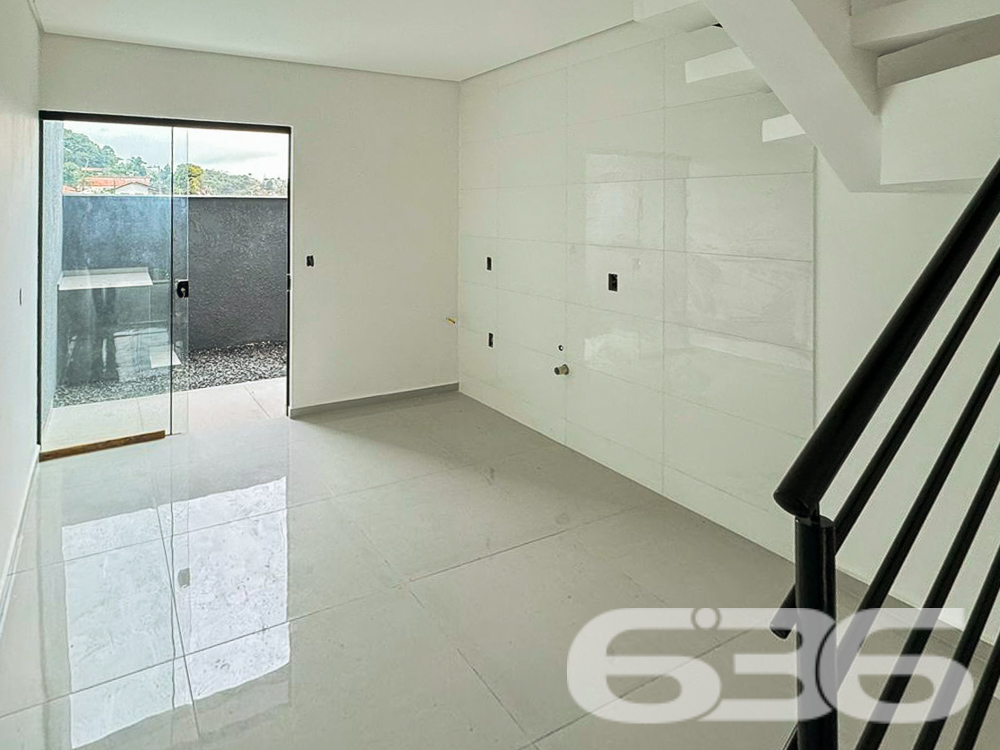 Descubra seu novo lar em Joinville! Apresentamos um excepcional sobrado geminado, no sereno bairro de Petrópolis, que combina luxo moderno com conforto e praticidade. Este imóvel é ideal para quem valoriza design, qualidade e uma localização estratégica.
Composição do Imóvel:
Composição: 2 suítes espaçosas, 3 banheiros elegantes, garagem, ampla sala de estar e jantar integradas com a cozinha em um conceito aberto, sacada e áreas que permitem a entrada de animais de estimação;
Facilidades e Acesso: Localizado próximo à Avenida, escolas, farmácias, postos de saúde e combustível. A área é bem servida de transporte público e vias de acesso, garantindo praticidade no dia a dia.
Proximidade com Serviços: A poucos minutos de serviços públicos essenciais e lazer, tornando a rotina mais prática e agradável para toda a família.
Ideal para:
Famílias modernas que buscam um lar funcional e estiloso;
Investidores que procuram propriedades de alto valor agregado para locação ou revenda, devido à qualidade construtiva e localização estratégica.
Esta é uma oportunidade única de adquirir uma propriedade nova, em uma das áreas mais desejáveis de Joinville. A combinação de uma construção de qualidade, localização estratégica e acabamentos modernos faz deste imóvel uma escolha excepcional para quem busca qualidade de vida e valorização imobiliária.
Visite e experimente a sensação de encontrar o lar dos seus sonhos com a 636 Negócios Imobiliários, onde nosso compromisso com a excelência e mais de 30 anos de experiência no mercado garantem a você não apenas uma casa, mas um verdadeiro lar para fazer história.
636 Negócios Imobiliários: Mais do que propriedades, entregamos sonhos. Venha nos visitar e descubra o que nos faz líderes no mercado de Joinville.
636 NEGÓCIOS IMOBILIÁRIOS: A SUA MELHOR ESCOLHA
Com mais de 30 anos de experiência, a 636 Negócios Imobiliários é sua parceira ideal para encontrar o imóvel perfeito. Estamos prontos para ajudá-lo a fazer deste imóvel o seu novo lar.
Telefone: (47) 3451-0636
WhatsApp: (47) 99190-0636
Não perca esta oportunidade única. Visite nosso site para mais informações: i636.com.br