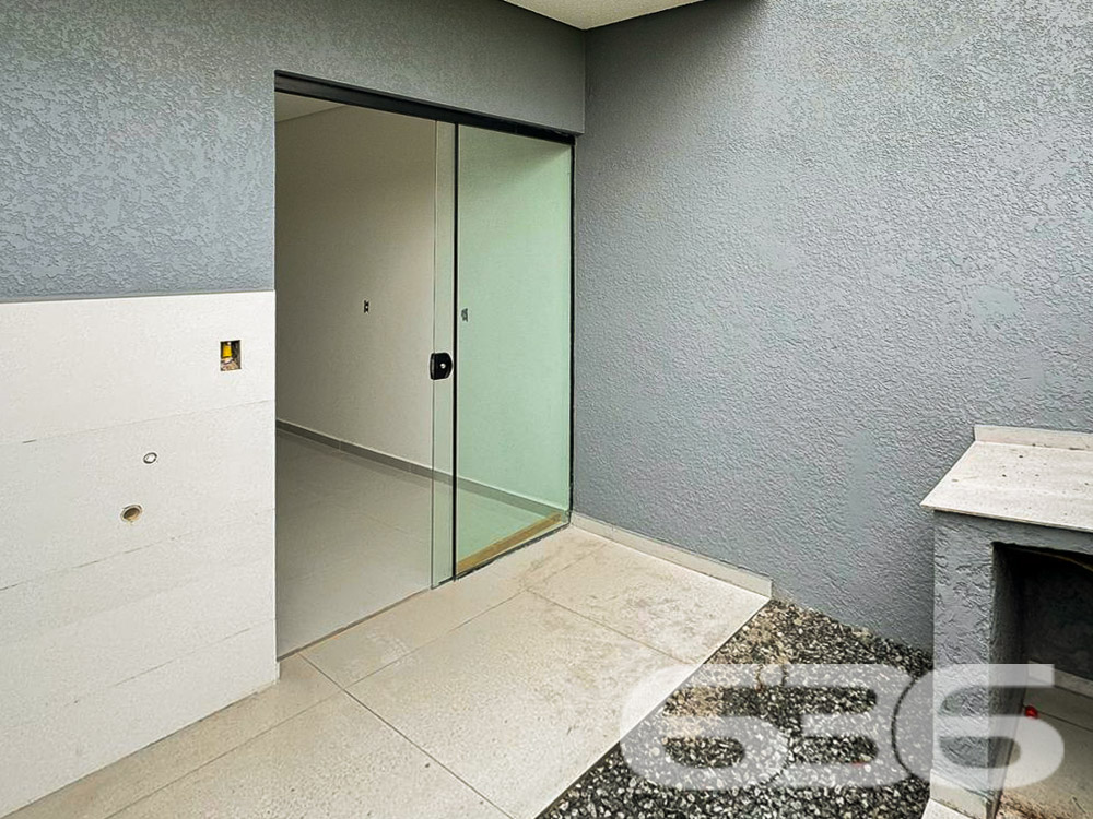 Descubra seu novo lar em Joinville! Apresentamos um excepcional sobrado geminado, no sereno bairro de Petrópolis, que combina luxo moderno com conforto e praticidade. Este imóvel é ideal para quem valoriza design, qualidade e uma localização estratégica.
Composição do Imóvel:
Composição: 2 suítes espaçosas, 3 banheiros elegantes, garagem, ampla sala de estar e jantar integradas com a cozinha em um conceito aberto, sacada e áreas que permitem a entrada de animais de estimação;
Facilidades e Acesso: Localizado próximo à Avenida, escolas, farmácias, postos de saúde e combustível. A área é bem servida de transporte público e vias de acesso, garantindo praticidade no dia a dia.
Proximidade com Serviços: A poucos minutos de serviços públicos essenciais e lazer, tornando a rotina mais prática e agradável para toda a família.
Ideal para:
Famílias modernas que buscam um lar funcional e estiloso;
Investidores que procuram propriedades de alto valor agregado para locação ou revenda, devido à qualidade construtiva e localização estratégica.
Esta é uma oportunidade única de adquirir uma propriedade nova, em uma das áreas mais desejáveis de Joinville. A combinação de uma construção de qualidade, localização estratégica e acabamentos modernos faz deste imóvel uma escolha excepcional para quem busca qualidade de vida e valorização imobiliária.
Visite e experimente a sensação de encontrar o lar dos seus sonhos com a 636 Negócios Imobiliários, onde nosso compromisso com a excelência e mais de 30 anos de experiência no mercado garantem a você não apenas uma casa, mas um verdadeiro lar para fazer história.
636 Negócios Imobiliários: Mais do que propriedades, entregamos sonhos. Venha nos visitar e descubra o que nos faz líderes no mercado de Joinville.
636 NEGÓCIOS IMOBILIÁRIOS: A SUA MELHOR ESCOLHA
Com mais de 30 anos de experiência, a 636 Negócios Imobiliários é sua parceira ideal para encontrar o imóvel perfeito. Estamos prontos para ajudá-lo a fazer deste imóvel o seu novo lar.
Telefone: (47) 3451-0636
WhatsApp: (47) 99190-0636
Não perca esta oportunidade única. Visite nosso site para mais informações: i636.com.br