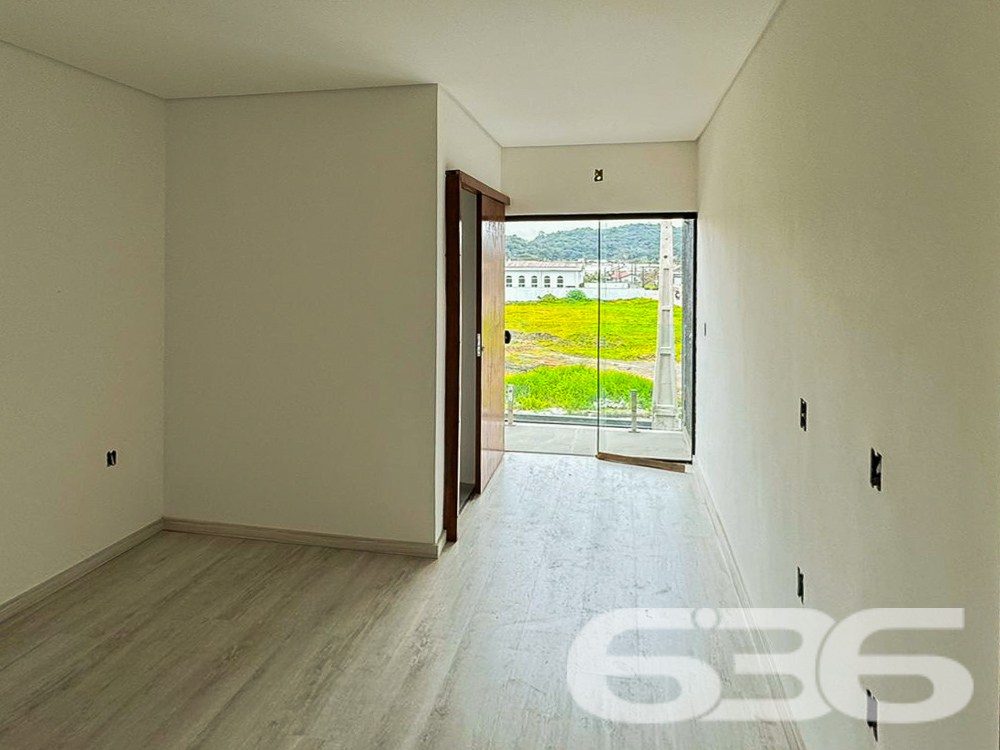 Descubra seu novo lar em Joinville! Apresentamos um excepcional sobrado geminado, no sereno bairro de Petrópolis, que combina luxo moderno com conforto e praticidade. Este imóvel é ideal para quem valoriza design, qualidade e uma localização estratégica.
Composição do Imóvel:
Composição: 2 suítes espaçosas, 3 banheiros elegantes, garagem, ampla sala de estar e jantar integradas com a cozinha em um conceito aberto, sacada e áreas que permitem a entrada de animais de estimação;
Facilidades e Acesso: Localizado próximo à Avenida, escolas, farmácias, postos de saúde e combustível. A área é bem servida de transporte público e vias de acesso, garantindo praticidade no dia a dia.
Proximidade com Serviços: A poucos minutos de serviços públicos essenciais e lazer, tornando a rotina mais prática e agradável para toda a família.
Ideal para:
Famílias modernas que buscam um lar funcional e estiloso;
Investidores que procuram propriedades de alto valor agregado para locação ou revenda, devido à qualidade construtiva e localização estratégica.
Esta é uma oportunidade única de adquirir uma propriedade nova, em uma das áreas mais desejáveis de Joinville. A combinação de uma construção de qualidade, localização estratégica e acabamentos modernos faz deste imóvel uma escolha excepcional para quem busca qualidade de vida e valorização imobiliária.
Visite e experimente a sensação de encontrar o lar dos seus sonhos com a 636 Negócios Imobiliários, onde nosso compromisso com a excelência e mais de 30 anos de experiência no mercado garantem a você não apenas uma casa, mas um verdadeiro lar para fazer história.
636 Negócios Imobiliários: Mais do que propriedades, entregamos sonhos. Venha nos visitar e descubra o que nos faz líderes no mercado de Joinville.
636 NEGÓCIOS IMOBILIÁRIOS: A SUA MELHOR ESCOLHA
Com mais de 30 anos de experiência, a 636 Negócios Imobiliários é sua parceira ideal para encontrar o imóvel perfeito. Estamos prontos para ajudá-lo a fazer deste imóvel o seu novo lar.
Telefone: (47) 3451-0636
WhatsApp: (47) 99190-0636
Não perca esta oportunidade única. Visite nosso site para mais informações: i636.com.br