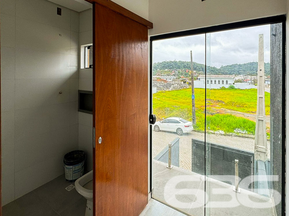 Descubra seu novo lar em Joinville! Apresentamos um excepcional sobrado geminado, no sereno bairro de Petrópolis, que combina luxo moderno com conforto e praticidade. Este imóvel é ideal para quem valoriza design, qualidade e uma localização estratégica.
Composição do Imóvel:
Composição: 2 suítes espaçosas, 3 banheiros elegantes, garagem, ampla sala de estar e jantar integradas com a cozinha em um conceito aberto, sacada e áreas que permitem a entrada de animais de estimação;
Facilidades e Acesso: Localizado próximo à Avenida, escolas, farmácias, postos de saúde e combustível. A área é bem servida de transporte público e vias de acesso, garantindo praticidade no dia a dia.
Proximidade com Serviços: A poucos minutos de serviços públicos essenciais e lazer, tornando a rotina mais prática e agradável para toda a família.
Ideal para:
Famílias modernas que buscam um lar funcional e estiloso;
Investidores que procuram propriedades de alto valor agregado para locação ou revenda, devido à qualidade construtiva e localização estratégica.
Esta é uma oportunidade única de adquirir uma propriedade nova, em uma das áreas mais desejáveis de Joinville. A combinação de uma construção de qualidade, localização estratégica e acabamentos modernos faz deste imóvel uma escolha excepcional para quem busca qualidade de vida e valorização imobiliária.
Visite e experimente a sensação de encontrar o lar dos seus sonhos com a 636 Negócios Imobiliários, onde nosso compromisso com a excelência e mais de 30 anos de experiência no mercado garantem a você não apenas uma casa, mas um verdadeiro lar para fazer história.
636 Negócios Imobiliários: Mais do que propriedades, entregamos sonhos. Venha nos visitar e descubra o que nos faz líderes no mercado de Joinville.
636 NEGÓCIOS IMOBILIÁRIOS: A SUA MELHOR ESCOLHA
Com mais de 30 anos de experiência, a 636 Negócios Imobiliários é sua parceira ideal para encontrar o imóvel perfeito. Estamos prontos para ajudá-lo a fazer deste imóvel o seu novo lar.
Telefone: (47) 3451-0636
WhatsApp: (47) 99190-0636
Não perca esta oportunidade única. Visite nosso site para mais informações: i636.com.br