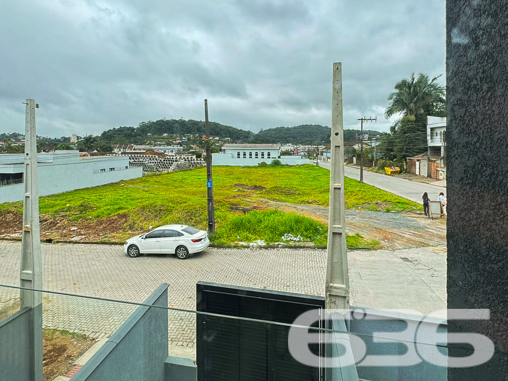 Descubra seu novo lar em Joinville! Apresentamos um excepcional sobrado geminado, no sereno bairro de Petrópolis, que combina luxo moderno com conforto e praticidade. Este imóvel é ideal para quem valoriza design, qualidade e uma localização estratégica.
Composição do Imóvel:
Composição: 2 suítes espaçosas, 3 banheiros elegantes, garagem, ampla sala de estar e jantar integradas com a cozinha em um conceito aberto, sacada e áreas que permitem a entrada de animais de estimação;
Facilidades e Acesso: Localizado próximo à Avenida, escolas, farmácias, postos de saúde e combustível. A área é bem servida de transporte público e vias de acesso, garantindo praticidade no dia a dia.
Proximidade com Serviços: A poucos minutos de serviços públicos essenciais e lazer, tornando a rotina mais prática e agradável para toda a família.
Ideal para:
Famílias modernas que buscam um lar funcional e estiloso;
Investidores que procuram propriedades de alto valor agregado para locação ou revenda, devido à qualidade construtiva e localização estratégica.
Esta é uma oportunidade única de adquirir uma propriedade nova, em uma das áreas mais desejáveis de Joinville. A combinação de uma construção de qualidade, localização estratégica e acabamentos modernos faz deste imóvel uma escolha excepcional para quem busca qualidade de vida e valorização imobiliária.
Visite e experimente a sensação de encontrar o lar dos seus sonhos com a 636 Negócios Imobiliários, onde nosso compromisso com a excelência e mais de 30 anos de experiência no mercado garantem a você não apenas uma casa, mas um verdadeiro lar para fazer história.
636 Negócios Imobiliários: Mais do que propriedades, entregamos sonhos. Venha nos visitar e descubra o que nos faz líderes no mercado de Joinville.
636 NEGÓCIOS IMOBILIÁRIOS: A SUA MELHOR ESCOLHA
Com mais de 30 anos de experiência, a 636 Negócios Imobiliários é sua parceira ideal para encontrar o imóvel perfeito. Estamos prontos para ajudá-lo a fazer deste imóvel o seu novo lar.
Telefone: (47) 3451-0636
WhatsApp: (47) 99190-0636
Não perca esta oportunidade única. Visite nosso site para mais informações: i636.com.br