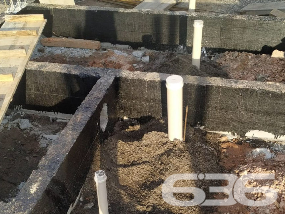 SOBRADO COM SUÍTE MASTER + 2 DORMITÓRIOS NO BAIRRO IRIRIÚ

Prepare-se para viver em um imóvel que é a personificação do conforto e da elegância. Com uma área privativa de 106,77m², este geminado em construção no bairro Iririú em Joinville é um investimento para o futuro. Com entrega prevista para maio de 2025, o imóvel oferece uma suíte MASTER, dois dormitórios adicionais, e uma série de comodidades que vão elevar seu padrão de vida.

DETALHES QUE ENCANTAM:
O imóvel conta com uma sala de estar e jantar integradas, perfeitas para receber amigos e familiares. A cozinha conjugada com a copa é um espaço de puro charme e funcionalidade. Para os amantes de um bom churrasco, a churrasqueira é um convite para momentos inesquecíveis. A suíte MASTER com sacada oferece um refúgio particular, enquanto os outros dois dormitórios garantem o conforto de todos.

LOCALIZAÇÃO PRIVILEGIADA:
Situado no bairro Iririú, o imóvel está de frente para a Rua Presidente Kennedy, oferecendo fácil acesso a diversas comodidades e serviços. A região é conhecida por sua infraestrutura completa, tornando sua vida mais prática e agradável.

ESCOLHA A 636 NEGÓCIOS IMOBILIÁRIOS:
Com mais de 30 anos de experiência, a 636 Negócios Imobiliários é sinônimo de confiança e eficiência. Para mais informações, entre em contato conosco.
Telefone: (47) 3451-0636
WhatsApp: (47) 99190-0636