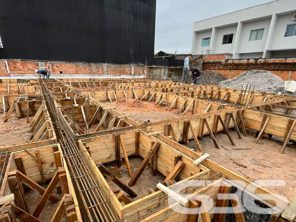 SOBRADO COM SUÍTE MASTER + 2 DORMITÓRIOS NO BAIRRO IRIRIÚ

Prepare-se para viver em um imóvel que é a personificação do conforto e da elegância. Com uma área privativa de 106,77m², este geminado em construção no bairro Iririú em Joinville é um investimento para o futuro. Com entrega prevista para maio de 2025, o imóvel oferece uma suíte MASTER, dois dormitórios adicionais, e uma série de comodidades que vão elevar seu padrão de vida.

DETALHES QUE ENCANTAM:
O imóvel conta com uma sala de estar e jantar integradas, perfeitas para receber amigos e familiares. A cozinha conjugada com a copa é um espaço de puro charme e funcionalidade. Para os amantes de um bom churrasco, a churrasqueira é um convite para momentos inesquecíveis. A suíte MASTER com sacada oferece um refúgio particular, enquanto os outros dois dormitórios garantem o conforto de todos.

LOCALIZAÇÃO PRIVILEGIADA:
Situado no bairro Iririú, o imóvel está de frente para a Rua Presidente Kennedy, oferecendo fácil acesso a diversas comodidades e serviços. A região é conhecida por sua infraestrutura completa, tornando sua vida mais prática e agradável.

ESCOLHA A 636 NEGÓCIOS IMOBILIÁRIOS:
Com mais de 30 anos de experiência, a 636 Negócios Imobiliários é sinônimo de confiança e eficiência. Para mais informações, entre em contato conosco.
Telefone: (47) 3451-0636
WhatsApp: (47) 99190-0636