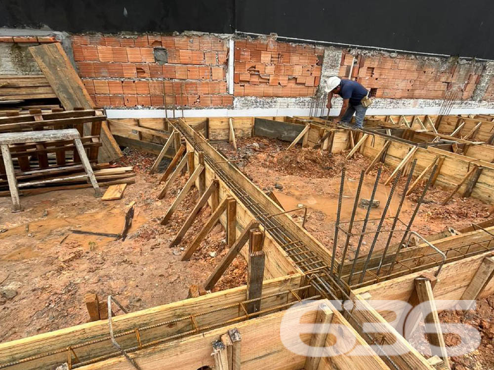 SOBRADO COM SUÍTE MASTER + 2 DORMITÓRIOS NO BAIRRO IRIRIÚ

Prepare-se para viver em um imóvel que é a personificação do conforto e da elegância. Com uma área privativa de 106,77m², este geminado em construção no bairro Iririú em Joinville é um investimento para o futuro. Com entrega prevista para maio de 2025, o imóvel oferece uma suíte MASTER, dois dormitórios adicionais, e uma série de comodidades que vão elevar seu padrão de vida.

DETALHES QUE ENCANTAM:
O imóvel conta com uma sala de estar e jantar integradas, perfeitas para receber amigos e familiares. A cozinha conjugada com a copa é um espaço de puro charme e funcionalidade. Para os amantes de um bom churrasco, a churrasqueira é um convite para momentos inesquecíveis. A suíte MASTER com sacada oferece um refúgio particular, enquanto os outros dois dormitórios garantem o conforto de todos.

LOCALIZAÇÃO PRIVILEGIADA:
Situado no bairro Iririú, o imóvel está de frente para a Rua Presidente Kennedy, oferecendo fácil acesso a diversas comodidades e serviços. A região é conhecida por sua infraestrutura completa, tornando sua vida mais prática e agradável.

ESCOLHA A 636 NEGÓCIOS IMOBILIÁRIOS:
Com mais de 30 anos de experiência, a 636 Negócios Imobiliários é sinônimo de confiança e eficiência. Para mais informações, entre em contato conosco.
Telefone: (47) 3451-0636
WhatsApp: (47) 99190-0636