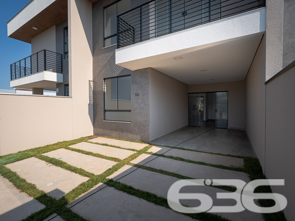 IMÓVEL COM SUÍTE + 2 QUARTOS NO BAIRRO SALINAS
Descubra o prazer de viver com estilo e conforto neste belo geminado sobrado em Balneário Barra do Sul, bairro Salinas. Com 120,41m² de área construída, este imóvel se destaca por sua arquitetura moderna, pé direito elevado, e uma frente ampla que convida a momentos de relaxamento e lazer.
Localizado em uma das regiões mais procuradas e próximas ao mar, este imóvel oferece 2 dormitórios, suíte, 2 banheiros, sala de estar, cozinha planejada, sacada, garagem coberta e descoberta, garantindo espaço e privacidade para toda a família.
A estrutura é complementada por ser totalmente murado, permitindo animais, e com fácil acesso às principais vias, transporte público e serviços essenciais.
Balneário Barra do Sul é conhecido por suas belas praias, tranquilidade e qualidade de vida. Morar no bairro Salinas significa estar perto da natureza, com a conveniência de estar a poucos passos do mar, em uma área que oferece uma infraestrutura completa para seu bem-estar e lazer.
Na 636 Negócios Imobiliários, entendemos que sua casa é o cenário de sua vida. Por isso, oferecemos imóveis que combinam qualidade, localização e conforto. Para saber mais sobre este imóvel excepcional, entre em contato pelo telefone: (47) 3448-3636 ou WhatsApp: (47) 99190-0636.
Faça deste geminado sobrado o seu novo lar. Este e outros milhares de imóveis você encontra no site: i636.com.br