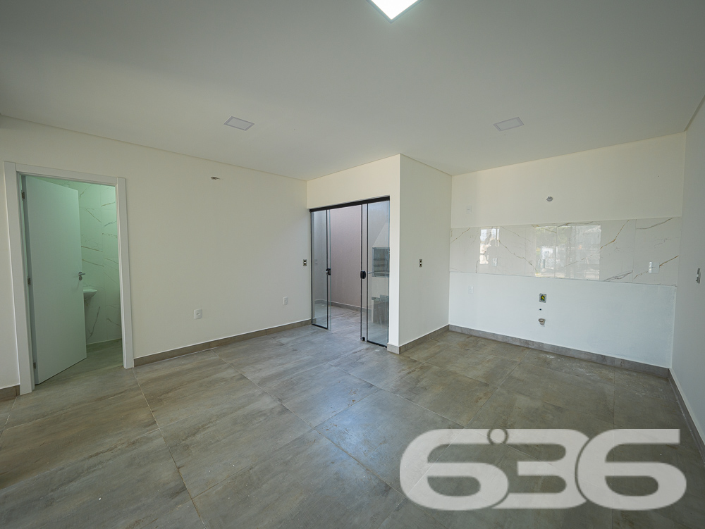 IMÓVEL COM SUÍTE + 2 QUARTOS NO BAIRRO SALINAS
Descubra o prazer de viver com estilo e conforto neste belo geminado sobrado em Balneário Barra do Sul, bairro Salinas. Com 120,41m² de área construída, este imóvel se destaca por sua arquitetura moderna, pé direito elevado, e uma frente ampla que convida a momentos de relaxamento e lazer.
Localizado em uma das regiões mais procuradas e próximas ao mar, este imóvel oferece 2 dormitórios, suíte, 2 banheiros, sala de estar, cozinha planejada, sacada, garagem coberta e descoberta, garantindo espaço e privacidade para toda a família.
A estrutura é complementada por ser totalmente murado, permitindo animais, e com fácil acesso às principais vias, transporte público e serviços essenciais.
Balneário Barra do Sul é conhecido por suas belas praias, tranquilidade e qualidade de vida. Morar no bairro Salinas significa estar perto da natureza, com a conveniência de estar a poucos passos do mar, em uma área que oferece uma infraestrutura completa para seu bem-estar e lazer.
Na 636 Negócios Imobiliários, entendemos que sua casa é o cenário de sua vida. Por isso, oferecemos imóveis que combinam qualidade, localização e conforto. Para saber mais sobre este imóvel excepcional, entre em contato pelo telefone: (47) 3448-3636 ou WhatsApp: (47) 99190-0636.
Faça deste geminado sobrado o seu novo lar. Este e outros milhares de imóveis você encontra no site: i636.com.br