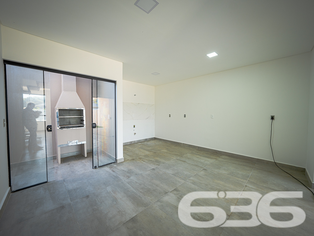 IMÓVEL COM SUÍTE + 2 QUARTOS NO BAIRRO SALINAS
Descubra o prazer de viver com estilo e conforto neste belo geminado sobrado em Balneário Barra do Sul, bairro Salinas. Com 120,41m² de área construída, este imóvel se destaca por sua arquitetura moderna, pé direito elevado, e uma frente ampla que convida a momentos de relaxamento e lazer.
Localizado em uma das regiões mais procuradas e próximas ao mar, este imóvel oferece 2 dormitórios, suíte, 2 banheiros, sala de estar, cozinha planejada, sacada, garagem coberta e descoberta, garantindo espaço e privacidade para toda a família.
A estrutura é complementada por ser totalmente murado, permitindo animais, e com fácil acesso às principais vias, transporte público e serviços essenciais.
Balneário Barra do Sul é conhecido por suas belas praias, tranquilidade e qualidade de vida. Morar no bairro Salinas significa estar perto da natureza, com a conveniência de estar a poucos passos do mar, em uma área que oferece uma infraestrutura completa para seu bem-estar e lazer.
Na 636 Negócios Imobiliários, entendemos que sua casa é o cenário de sua vida. Por isso, oferecemos imóveis que combinam qualidade, localização e conforto. Para saber mais sobre este imóvel excepcional, entre em contato pelo telefone: (47) 3448-3636 ou WhatsApp: (47) 99190-0636.
Faça deste geminado sobrado o seu novo lar. Este e outros milhares de imóveis você encontra no site: i636.com.br
