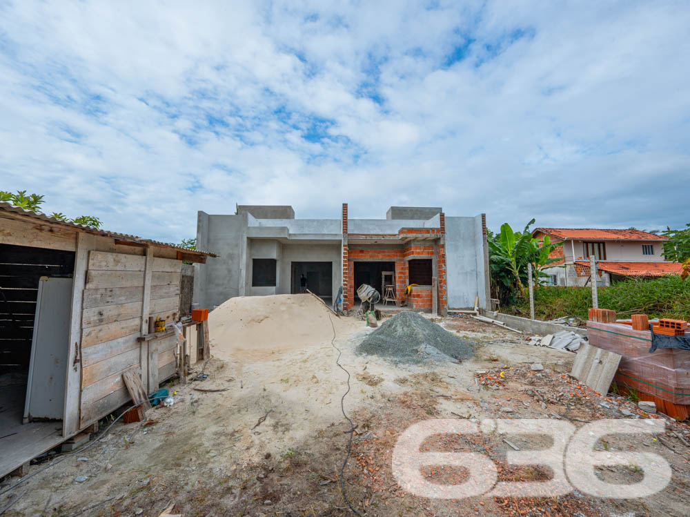 Descubra o espaço ideal para você e sua família em Balneário Barra do Sul, Santa Catarina. Apresentamos um imóvel exclusivo da 636 Negócios Imobiliários que combina design moderno, acabamentos de alta qualidade e uma localização privilegiada no bairro Salinas.
Este residencial geminado térreo, com entrega prevista para junho de 2024, oferece 98,77m² de área construída, ideal para quem busca conforto e privacidade.
O projeto arquitetônico moderno e inteligente, desenvolvido por construtores com vasta experiência e reconhecidos por sua qualidade, integra ambientes em um conceito aberto. Isso promove não apenas uma maior sensação de espaço, mas também facilita a ventilação cruzada e maximiza a entrada de luz natural, aspectos essenciais para uma vida mais confortável e econômica.
A residência dispõe de duas garagens descobertas, dois dormitórios aconchegantes, uma suíte, e dois banheiros modernos. A sala de estar e jantar são integradas, criando um ambiente perfeito para momentos em família e entretenimento. A cozinha prática se conecta ao jardim de inverno, trazendo um toque de natureza para dentro de casa. A área de serviço é bem dimensionada e funcional.
Externamente, o imóvel é cercado, garantindo privacidade e segurança, e o jardim proporciona um espaço encantador para relaxamento e lazer ao ar livre. A área de festas é ideal para confraternizações, oferecendo comodidade para receber amigos e familiares.
Localizado em um bairro tranquilo de Balneário Barra do Sul, o imóvel está próximo a vias de acesso, transporte público, escolas, hospitais e serviços públicos essenciais, oferecendo uma vida prática e sem complicações. A região é perfeita para quem deseja estar próximo da natureza sem abrir mão da conveniência urbana.
A 636 Negócios Imobiliários, com mais de 30 anos de experiência no mercado imobiliário, é reconhecida por sua excelência técnico-jurídica e pelo compromisso em oferecer não apenas imóveis, mas lares que atendam todas as expectativas de seus clientes. Este imóvel é uma oportunidade única para quem busca qualidade, conforto e estilo de vida em harmonia com a natureza.
Venha conhecer seu novo lar com a 636 Negócios Imobiliários, onde grandes pessoas constroem grandes empresas e transformam sonhos em realidade.
636 NEGÓCIOS IMOBILIÁRIOS: A SUA MELHOR ESCOLHA
Com mais de 30 anos de experiência, a 636 Negócios Imobiliários é sua parceira ideal para encontrar o imóvel perfeito. Estamos prontos para ajudá-lo a fazer deste imóvel o seu novo lar.
Telefone: (47) 3451-0636
WhatsApp: (47) 99190-0636
Não perca esta oportunidade única. Visite nosso site para mais informações: i636.com.br