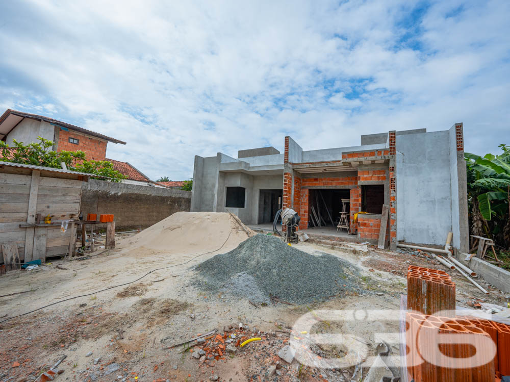 Descubra o espaço ideal para você e sua família em Balneário Barra do Sul, Santa Catarina. Apresentamos um imóvel exclusivo da 636 Negócios Imobiliários que combina design moderno, acabamentos de alta qualidade e uma localização privilegiada no bairro Salinas.
Este residencial geminado térreo, com entrega prevista para junho de 2024, oferece 98,77m² de área construída, ideal para quem busca conforto e privacidade.
O projeto arquitetônico moderno e inteligente, desenvolvido por construtores com vasta experiência e reconhecidos por sua qualidade, integra ambientes em um conceito aberto. Isso promove não apenas uma maior sensação de espaço, mas também facilita a ventilação cruzada e maximiza a entrada de luz natural, aspectos essenciais para uma vida mais confortável e econômica.
A residência dispõe de duas garagens descobertas, dois dormitórios aconchegantes, uma suíte, e dois banheiros modernos. A sala de estar e jantar são integradas, criando um ambiente perfeito para momentos em família e entretenimento. A cozinha prática se conecta ao jardim de inverno, trazendo um toque de natureza para dentro de casa. A área de serviço é bem dimensionada e funcional.
Externamente, o imóvel é cercado, garantindo privacidade e segurança, e o jardim proporciona um espaço encantador para relaxamento e lazer ao ar livre. A área de festas é ideal para confraternizações, oferecendo comodidade para receber amigos e familiares.
Localizado em um bairro tranquilo de Balneário Barra do Sul, o imóvel está próximo a vias de acesso, transporte público, escolas, hospitais e serviços públicos essenciais, oferecendo uma vida prática e sem complicações. A região é perfeita para quem deseja estar próximo da natureza sem abrir mão da conveniência urbana.
A 636 Negócios Imobiliários, com mais de 30 anos de experiência no mercado imobiliário, é reconhecida por sua excelência técnico-jurídica e pelo compromisso em oferecer não apenas imóveis, mas lares que atendam todas as expectativas de seus clientes. Este imóvel é uma oportunidade única para quem busca qualidade, conforto e estilo de vida em harmonia com a natureza.
Venha conhecer seu novo lar com a 636 Negócios Imobiliários, onde grandes pessoas constroem grandes empresas e transformam sonhos em realidade.
636 NEGÓCIOS IMOBILIÁRIOS: A SUA MELHOR ESCOLHA
Com mais de 30 anos de experiência, a 636 Negócios Imobiliários é sua parceira ideal para encontrar o imóvel perfeito. Estamos prontos para ajudá-lo a fazer deste imóvel o seu novo lar.
Telefone: (47) 3451-0636
WhatsApp: (47) 99190-0636
Não perca esta oportunidade única. Visite nosso site para mais informações: i636.com.br