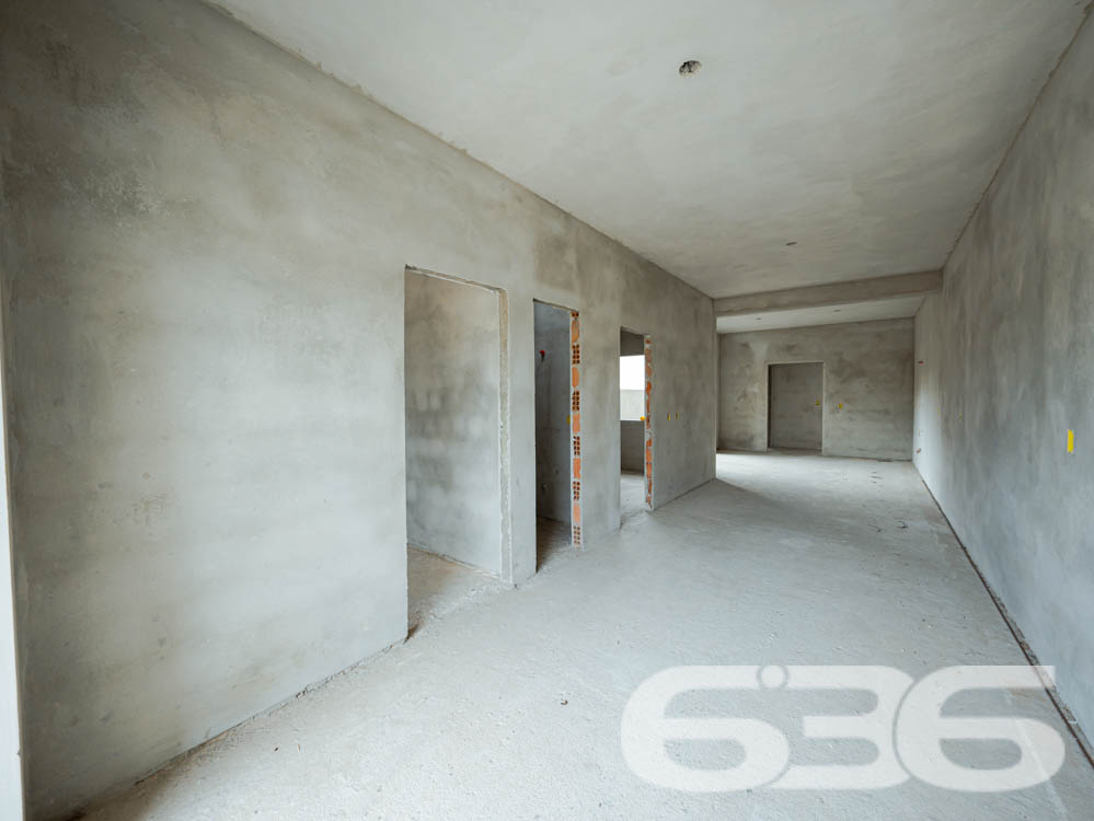 Descubra o espaço ideal para você e sua família em Balneário Barra do Sul, Santa Catarina. Apresentamos um imóvel exclusivo da 636 Negócios Imobiliários que combina design moderno, acabamentos de alta qualidade e uma localização privilegiada no bairro Salinas.
Este residencial geminado térreo, com entrega prevista para junho de 2024, oferece 98,77m² de área construída, ideal para quem busca conforto e privacidade.
O projeto arquitetônico moderno e inteligente, desenvolvido por construtores com vasta experiência e reconhecidos por sua qualidade, integra ambientes em um conceito aberto. Isso promove não apenas uma maior sensação de espaço, mas também facilita a ventilação cruzada e maximiza a entrada de luz natural, aspectos essenciais para uma vida mais confortável e econômica.
A residência dispõe de duas garagens descobertas, dois dormitórios aconchegantes, uma suíte, e dois banheiros modernos. A sala de estar e jantar são integradas, criando um ambiente perfeito para momentos em família e entretenimento. A cozinha prática se conecta ao jardim de inverno, trazendo um toque de natureza para dentro de casa. A área de serviço é bem dimensionada e funcional.
Externamente, o imóvel é cercado, garantindo privacidade e segurança, e o jardim proporciona um espaço encantador para relaxamento e lazer ao ar livre. A área de festas é ideal para confraternizações, oferecendo comodidade para receber amigos e familiares.
Localizado em um bairro tranquilo de Balneário Barra do Sul, o imóvel está próximo a vias de acesso, transporte público, escolas, hospitais e serviços públicos essenciais, oferecendo uma vida prática e sem complicações. A região é perfeita para quem deseja estar próximo da natureza sem abrir mão da conveniência urbana.
A 636 Negócios Imobiliários, com mais de 30 anos de experiência no mercado imobiliário, é reconhecida por sua excelência técnico-jurídica e pelo compromisso em oferecer não apenas imóveis, mas lares que atendam todas as expectativas de seus clientes. Este imóvel é uma oportunidade única para quem busca qualidade, conforto e estilo de vida em harmonia com a natureza.
Venha conhecer seu novo lar com a 636 Negócios Imobiliários, onde grandes pessoas constroem grandes empresas e transformam sonhos em realidade.
636 NEGÓCIOS IMOBILIÁRIOS: A SUA MELHOR ESCOLHA
Com mais de 30 anos de experiência, a 636 Negócios Imobiliários é sua parceira ideal para encontrar o imóvel perfeito. Estamos prontos para ajudá-lo a fazer deste imóvel o seu novo lar.
Telefone: (47) 3451-0636
WhatsApp: (47) 99190-0636
Não perca esta oportunidade única. Visite nosso site para mais informações: i636.com.br