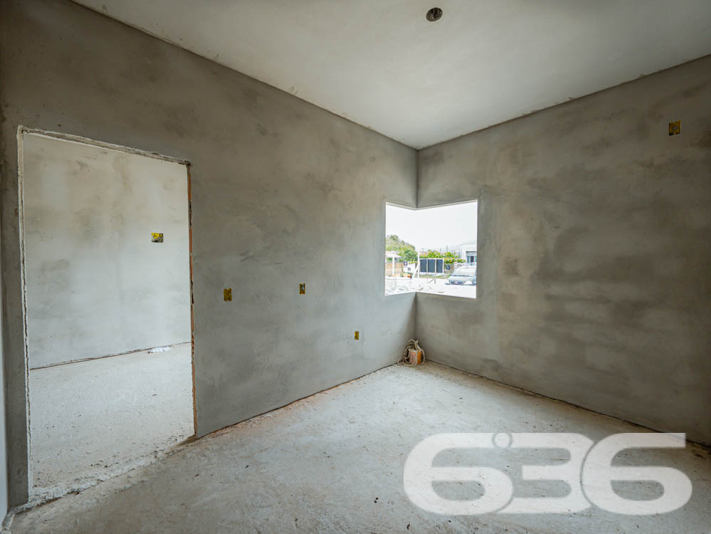 Descubra o espaço ideal para você e sua família em Balneário Barra do Sul, Santa Catarina. Apresentamos um imóvel exclusivo da 636 Negócios Imobiliários que combina design moderno, acabamentos de alta qualidade e uma localização privilegiada no bairro Salinas.
Este residencial geminado térreo, com entrega prevista para junho de 2024, oferece 98,77m² de área construída, ideal para quem busca conforto e privacidade.
O projeto arquitetônico moderno e inteligente, desenvolvido por construtores com vasta experiência e reconhecidos por sua qualidade, integra ambientes em um conceito aberto. Isso promove não apenas uma maior sensação de espaço, mas também facilita a ventilação cruzada e maximiza a entrada de luz natural, aspectos essenciais para uma vida mais confortável e econômica.
A residência dispõe de duas garagens descobertas, dois dormitórios aconchegantes, uma suíte, e dois banheiros modernos. A sala de estar e jantar são integradas, criando um ambiente perfeito para momentos em família e entretenimento. A cozinha prática se conecta ao jardim de inverno, trazendo um toque de natureza para dentro de casa. A área de serviço é bem dimensionada e funcional.
Externamente, o imóvel é cercado, garantindo privacidade e segurança, e o jardim proporciona um espaço encantador para relaxamento e lazer ao ar livre. A área de festas é ideal para confraternizações, oferecendo comodidade para receber amigos e familiares.
Localizado em um bairro tranquilo de Balneário Barra do Sul, o imóvel está próximo a vias de acesso, transporte público, escolas, hospitais e serviços públicos essenciais, oferecendo uma vida prática e sem complicações. A região é perfeita para quem deseja estar próximo da natureza sem abrir mão da conveniência urbana.
A 636 Negócios Imobiliários, com mais de 30 anos de experiência no mercado imobiliário, é reconhecida por sua excelência técnico-jurídica e pelo compromisso em oferecer não apenas imóveis, mas lares que atendam todas as expectativas de seus clientes. Este imóvel é uma oportunidade única para quem busca qualidade, conforto e estilo de vida em harmonia com a natureza.
Venha conhecer seu novo lar com a 636 Negócios Imobiliários, onde grandes pessoas constroem grandes empresas e transformam sonhos em realidade.
636 NEGÓCIOS IMOBILIÁRIOS: A SUA MELHOR ESCOLHA
Com mais de 30 anos de experiência, a 636 Negócios Imobiliários é sua parceira ideal para encontrar o imóvel perfeito. Estamos prontos para ajudá-lo a fazer deste imóvel o seu novo lar.
Telefone: (47) 3451-0636
WhatsApp: (47) 99190-0636
Não perca esta oportunidade única. Visite nosso site para mais informações: i636.com.br