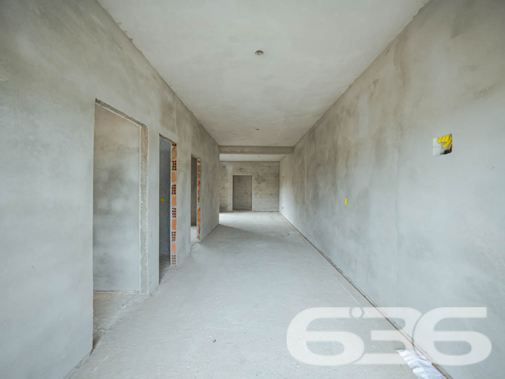 Descubra o espaço ideal para você e sua família em Balneário Barra do Sul, Santa Catarina. Apresentamos um imóvel exclusivo da 636 Negócios Imobiliários que combina design moderno, acabamentos de alta qualidade e uma localização privilegiada no bairro Salinas.
Este residencial geminado térreo, com entrega prevista para junho de 2024, oferece 98,77m² de área construída, ideal para quem busca conforto e privacidade.
O projeto arquitetônico moderno e inteligente, desenvolvido por construtores com vasta experiência e reconhecidos por sua qualidade, integra ambientes em um conceito aberto. Isso promove não apenas uma maior sensação de espaço, mas também facilita a ventilação cruzada e maximiza a entrada de luz natural, aspectos essenciais para uma vida mais confortável e econômica.
A residência dispõe de duas garagens descobertas, dois dormitórios aconchegantes, uma suíte, e dois banheiros modernos. A sala de estar e jantar são integradas, criando um ambiente perfeito para momentos em família e entretenimento. A cozinha prática se conecta ao jardim de inverno, trazendo um toque de natureza para dentro de casa. A área de serviço é bem dimensionada e funcional.
Externamente, o imóvel é cercado, garantindo privacidade e segurança, e o jardim proporciona um espaço encantador para relaxamento e lazer ao ar livre. A área de festas é ideal para confraternizações, oferecendo comodidade para receber amigos e familiares.
Localizado em um bairro tranquilo de Balneário Barra do Sul, o imóvel está próximo a vias de acesso, transporte público, escolas, hospitais e serviços públicos essenciais, oferecendo uma vida prática e sem complicações. A região é perfeita para quem deseja estar próximo da natureza sem abrir mão da conveniência urbana.
A 636 Negócios Imobiliários, com mais de 30 anos de experiência no mercado imobiliário, é reconhecida por sua excelência técnico-jurídica e pelo compromisso em oferecer não apenas imóveis, mas lares que atendam todas as expectativas de seus clientes. Este imóvel é uma oportunidade única para quem busca qualidade, conforto e estilo de vida em harmonia com a natureza.
Venha conhecer seu novo lar com a 636 Negócios Imobiliários, onde grandes pessoas constroem grandes empresas e transformam sonhos em realidade.
636 NEGÓCIOS IMOBILIÁRIOS: A SUA MELHOR ESCOLHA
Com mais de 30 anos de experiência, a 636 Negócios Imobiliários é sua parceira ideal para encontrar o imóvel perfeito. Estamos prontos para ajudá-lo a fazer deste imóvel o seu novo lar.
Telefone: (47) 3451-0636
WhatsApp: (47) 99190-0636
Não perca esta oportunidade única. Visite nosso site para mais informações: i636.com.br