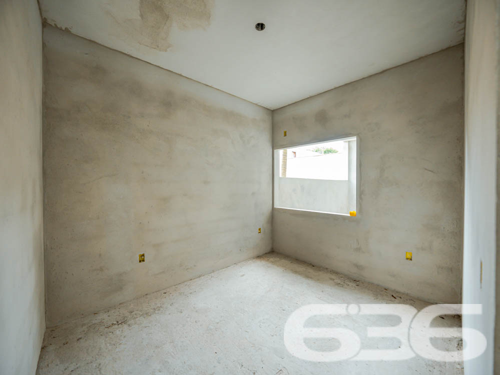 Descubra o espaço ideal para você e sua família em Balneário Barra do Sul, Santa Catarina. Apresentamos um imóvel exclusivo da 636 Negócios Imobiliários que combina design moderno, acabamentos de alta qualidade e uma localização privilegiada no bairro Salinas.
Este residencial geminado térreo, com entrega prevista para junho de 2024, oferece 98,77m² de área construída, ideal para quem busca conforto e privacidade.
O projeto arquitetônico moderno e inteligente, desenvolvido por construtores com vasta experiência e reconhecidos por sua qualidade, integra ambientes em um conceito aberto. Isso promove não apenas uma maior sensação de espaço, mas também facilita a ventilação cruzada e maximiza a entrada de luz natural, aspectos essenciais para uma vida mais confortável e econômica.
A residência dispõe de duas garagens descobertas, dois dormitórios aconchegantes, uma suíte, e dois banheiros modernos. A sala de estar e jantar são integradas, criando um ambiente perfeito para momentos em família e entretenimento. A cozinha prática se conecta ao jardim de inverno, trazendo um toque de natureza para dentro de casa. A área de serviço é bem dimensionada e funcional.
Externamente, o imóvel é cercado, garantindo privacidade e segurança, e o jardim proporciona um espaço encantador para relaxamento e lazer ao ar livre. A área de festas é ideal para confraternizações, oferecendo comodidade para receber amigos e familiares.
Localizado em um bairro tranquilo de Balneário Barra do Sul, o imóvel está próximo a vias de acesso, transporte público, escolas, hospitais e serviços públicos essenciais, oferecendo uma vida prática e sem complicações. A região é perfeita para quem deseja estar próximo da natureza sem abrir mão da conveniência urbana.
A 636 Negócios Imobiliários, com mais de 30 anos de experiência no mercado imobiliário, é reconhecida por sua excelência técnico-jurídica e pelo compromisso em oferecer não apenas imóveis, mas lares que atendam todas as expectativas de seus clientes. Este imóvel é uma oportunidade única para quem busca qualidade, conforto e estilo de vida em harmonia com a natureza.
Venha conhecer seu novo lar com a 636 Negócios Imobiliários, onde grandes pessoas constroem grandes empresas e transformam sonhos em realidade.
636 NEGÓCIOS IMOBILIÁRIOS: A SUA MELHOR ESCOLHA
Com mais de 30 anos de experiência, a 636 Negócios Imobiliários é sua parceira ideal para encontrar o imóvel perfeito. Estamos prontos para ajudá-lo a fazer deste imóvel o seu novo lar.
Telefone: (47) 3451-0636
WhatsApp: (47) 99190-0636
Não perca esta oportunidade única. Visite nosso site para mais informações: i636.com.br