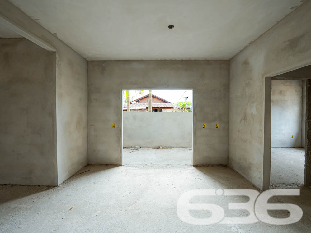 Descubra o espaço ideal para você e sua família em Balneário Barra do Sul, Santa Catarina. Apresentamos um imóvel exclusivo da 636 Negócios Imobiliários que combina design moderno, acabamentos de alta qualidade e uma localização privilegiada no bairro Salinas.
Este residencial geminado térreo, com entrega prevista para junho de 2024, oferece 98,77m² de área construída, ideal para quem busca conforto e privacidade.
O projeto arquitetônico moderno e inteligente, desenvolvido por construtores com vasta experiência e reconhecidos por sua qualidade, integra ambientes em um conceito aberto. Isso promove não apenas uma maior sensação de espaço, mas também facilita a ventilação cruzada e maximiza a entrada de luz natural, aspectos essenciais para uma vida mais confortável e econômica.
A residência dispõe de duas garagens descobertas, dois dormitórios aconchegantes, uma suíte, e dois banheiros modernos. A sala de estar e jantar são integradas, criando um ambiente perfeito para momentos em família e entretenimento. A cozinha prática se conecta ao jardim de inverno, trazendo um toque de natureza para dentro de casa. A área de serviço é bem dimensionada e funcional.
Externamente, o imóvel é cercado, garantindo privacidade e segurança, e o jardim proporciona um espaço encantador para relaxamento e lazer ao ar livre. A área de festas é ideal para confraternizações, oferecendo comodidade para receber amigos e familiares.
Localizado em um bairro tranquilo de Balneário Barra do Sul, o imóvel está próximo a vias de acesso, transporte público, escolas, hospitais e serviços públicos essenciais, oferecendo uma vida prática e sem complicações. A região é perfeita para quem deseja estar próximo da natureza sem abrir mão da conveniência urbana.
A 636 Negócios Imobiliários, com mais de 30 anos de experiência no mercado imobiliário, é reconhecida por sua excelência técnico-jurídica e pelo compromisso em oferecer não apenas imóveis, mas lares que atendam todas as expectativas de seus clientes. Este imóvel é uma oportunidade única para quem busca qualidade, conforto e estilo de vida em harmonia com a natureza.
Venha conhecer seu novo lar com a 636 Negócios Imobiliários, onde grandes pessoas constroem grandes empresas e transformam sonhos em realidade.
636 NEGÓCIOS IMOBILIÁRIOS: A SUA MELHOR ESCOLHA
Com mais de 30 anos de experiência, a 636 Negócios Imobiliários é sua parceira ideal para encontrar o imóvel perfeito. Estamos prontos para ajudá-lo a fazer deste imóvel o seu novo lar.
Telefone: (47) 3451-0636
WhatsApp: (47) 99190-0636
Não perca esta oportunidade única. Visite nosso site para mais informações: i636.com.br