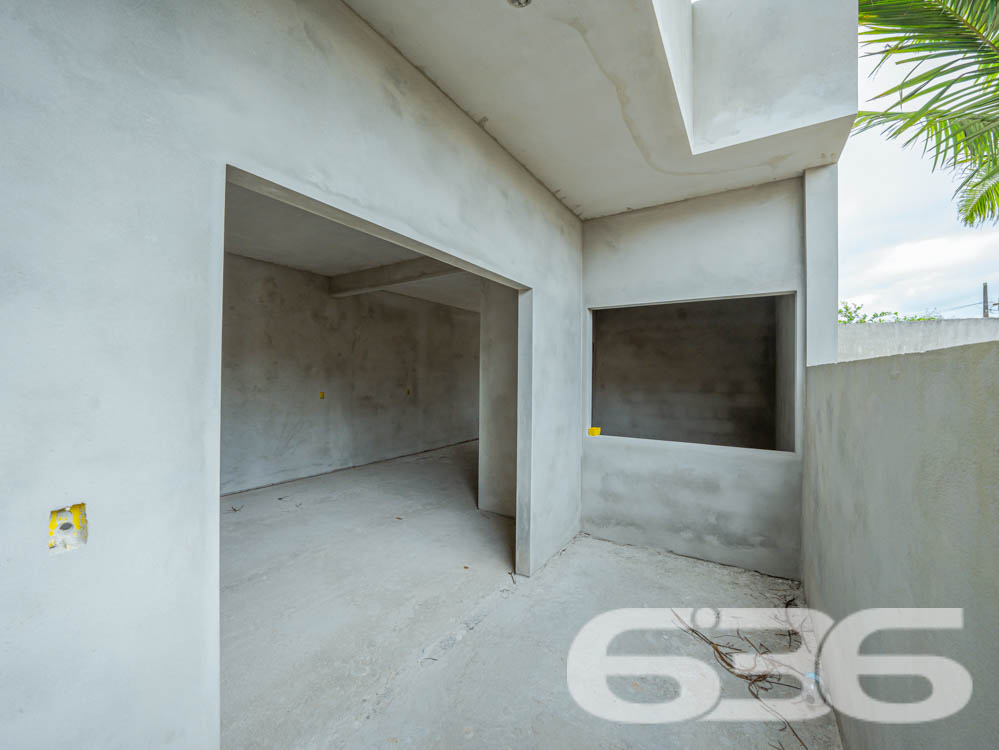 Descubra o espaço ideal para você e sua família em Balneário Barra do Sul, Santa Catarina. Apresentamos um imóvel exclusivo da 636 Negócios Imobiliários que combina design moderno, acabamentos de alta qualidade e uma localização privilegiada no bairro Salinas.
Este residencial geminado térreo, com entrega prevista para junho de 2024, oferece 98,77m² de área construída, ideal para quem busca conforto e privacidade.
O projeto arquitetônico moderno e inteligente, desenvolvido por construtores com vasta experiência e reconhecidos por sua qualidade, integra ambientes em um conceito aberto. Isso promove não apenas uma maior sensação de espaço, mas também facilita a ventilação cruzada e maximiza a entrada de luz natural, aspectos essenciais para uma vida mais confortável e econômica.
A residência dispõe de duas garagens descobertas, dois dormitórios aconchegantes, uma suíte, e dois banheiros modernos. A sala de estar e jantar são integradas, criando um ambiente perfeito para momentos em família e entretenimento. A cozinha prática se conecta ao jardim de inverno, trazendo um toque de natureza para dentro de casa. A área de serviço é bem dimensionada e funcional.
Externamente, o imóvel é cercado, garantindo privacidade e segurança, e o jardim proporciona um espaço encantador para relaxamento e lazer ao ar livre. A área de festas é ideal para confraternizações, oferecendo comodidade para receber amigos e familiares.
Localizado em um bairro tranquilo de Balneário Barra do Sul, o imóvel está próximo a vias de acesso, transporte público, escolas, hospitais e serviços públicos essenciais, oferecendo uma vida prática e sem complicações. A região é perfeita para quem deseja estar próximo da natureza sem abrir mão da conveniência urbana.
A 636 Negócios Imobiliários, com mais de 30 anos de experiência no mercado imobiliário, é reconhecida por sua excelência técnico-jurídica e pelo compromisso em oferecer não apenas imóveis, mas lares que atendam todas as expectativas de seus clientes. Este imóvel é uma oportunidade única para quem busca qualidade, conforto e estilo de vida em harmonia com a natureza.
Venha conhecer seu novo lar com a 636 Negócios Imobiliários, onde grandes pessoas constroem grandes empresas e transformam sonhos em realidade.
636 NEGÓCIOS IMOBILIÁRIOS: A SUA MELHOR ESCOLHA
Com mais de 30 anos de experiência, a 636 Negócios Imobiliários é sua parceira ideal para encontrar o imóvel perfeito. Estamos prontos para ajudá-lo a fazer deste imóvel o seu novo lar.
Telefone: (47) 3451-0636
WhatsApp: (47) 99190-0636
Não perca esta oportunidade única. Visite nosso site para mais informações: i636.com.br