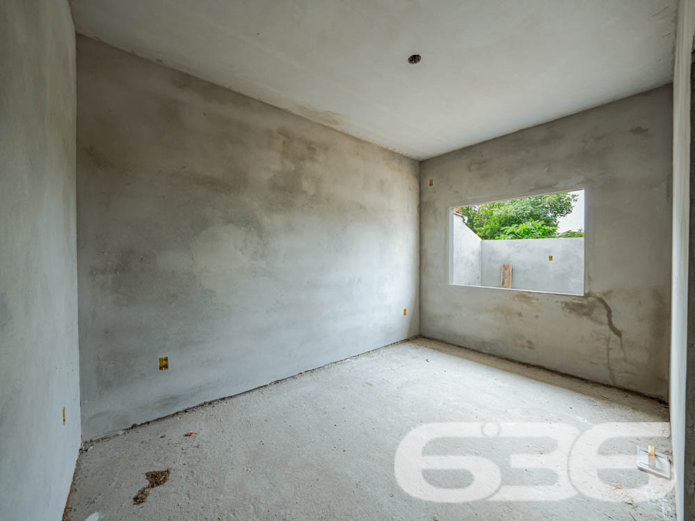 Descubra o espaço ideal para você e sua família em Balneário Barra do Sul, Santa Catarina. Apresentamos um imóvel exclusivo da 636 Negócios Imobiliários que combina design moderno, acabamentos de alta qualidade e uma localização privilegiada no bairro Salinas.
Este residencial geminado térreo, com entrega prevista para junho de 2024, oferece 98,77m² de área construída, ideal para quem busca conforto e privacidade.
O projeto arquitetônico moderno e inteligente, desenvolvido por construtores com vasta experiência e reconhecidos por sua qualidade, integra ambientes em um conceito aberto. Isso promove não apenas uma maior sensação de espaço, mas também facilita a ventilação cruzada e maximiza a entrada de luz natural, aspectos essenciais para uma vida mais confortável e econômica.
A residência dispõe de duas garagens descobertas, dois dormitórios aconchegantes, uma suíte, e dois banheiros modernos. A sala de estar e jantar são integradas, criando um ambiente perfeito para momentos em família e entretenimento. A cozinha prática se conecta ao jardim de inverno, trazendo um toque de natureza para dentro de casa. A área de serviço é bem dimensionada e funcional.
Externamente, o imóvel é cercado, garantindo privacidade e segurança, e o jardim proporciona um espaço encantador para relaxamento e lazer ao ar livre. A área de festas é ideal para confraternizações, oferecendo comodidade para receber amigos e familiares.
Localizado em um bairro tranquilo de Balneário Barra do Sul, o imóvel está próximo a vias de acesso, transporte público, escolas, hospitais e serviços públicos essenciais, oferecendo uma vida prática e sem complicações. A região é perfeita para quem deseja estar próximo da natureza sem abrir mão da conveniência urbana.
A 636 Negócios Imobiliários, com mais de 30 anos de experiência no mercado imobiliário, é reconhecida por sua excelência técnico-jurídica e pelo compromisso em oferecer não apenas imóveis, mas lares que atendam todas as expectativas de seus clientes. Este imóvel é uma oportunidade única para quem busca qualidade, conforto e estilo de vida em harmonia com a natureza.
Venha conhecer seu novo lar com a 636 Negócios Imobiliários, onde grandes pessoas constroem grandes empresas e transformam sonhos em realidade.
636 NEGÓCIOS IMOBILIÁRIOS: A SUA MELHOR ESCOLHA
Com mais de 30 anos de experiência, a 636 Negócios Imobiliários é sua parceira ideal para encontrar o imóvel perfeito. Estamos prontos para ajudá-lo a fazer deste imóvel o seu novo lar.
Telefone: (47) 3451-0636
WhatsApp: (47) 99190-0636
Não perca esta oportunidade única. Visite nosso site para mais informações: i636.com.br