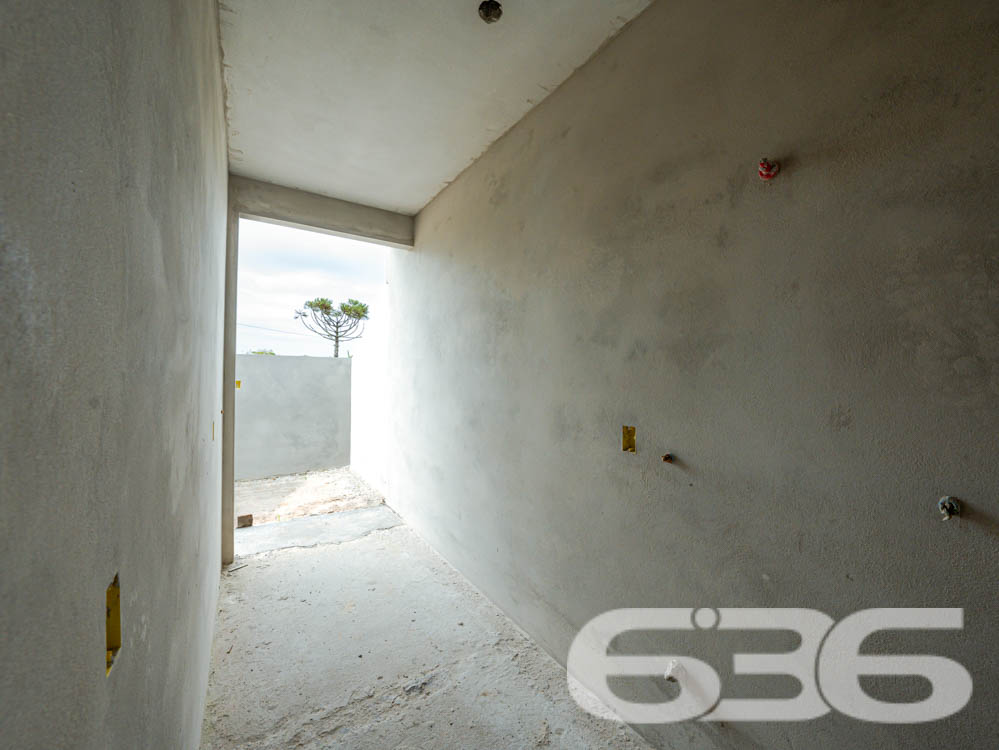 Descubra o espaço ideal para você e sua família em Balneário Barra do Sul, Santa Catarina. Apresentamos um imóvel exclusivo da 636 Negócios Imobiliários que combina design moderno, acabamentos de alta qualidade e uma localização privilegiada no bairro Salinas.
Este residencial geminado térreo, com entrega prevista para junho de 2024, oferece 98,77m² de área construída, ideal para quem busca conforto e privacidade.
O projeto arquitetônico moderno e inteligente, desenvolvido por construtores com vasta experiência e reconhecidos por sua qualidade, integra ambientes em um conceito aberto. Isso promove não apenas uma maior sensação de espaço, mas também facilita a ventilação cruzada e maximiza a entrada de luz natural, aspectos essenciais para uma vida mais confortável e econômica.
A residência dispõe de duas garagens descobertas, dois dormitórios aconchegantes, uma suíte, e dois banheiros modernos. A sala de estar e jantar são integradas, criando um ambiente perfeito para momentos em família e entretenimento. A cozinha prática se conecta ao jardim de inverno, trazendo um toque de natureza para dentro de casa. A área de serviço é bem dimensionada e funcional.
Externamente, o imóvel é cercado, garantindo privacidade e segurança, e o jardim proporciona um espaço encantador para relaxamento e lazer ao ar livre. A área de festas é ideal para confraternizações, oferecendo comodidade para receber amigos e familiares.
Localizado em um bairro tranquilo de Balneário Barra do Sul, o imóvel está próximo a vias de acesso, transporte público, escolas, hospitais e serviços públicos essenciais, oferecendo uma vida prática e sem complicações. A região é perfeita para quem deseja estar próximo da natureza sem abrir mão da conveniência urbana.
A 636 Negócios Imobiliários, com mais de 30 anos de experiência no mercado imobiliário, é reconhecida por sua excelência técnico-jurídica e pelo compromisso em oferecer não apenas imóveis, mas lares que atendam todas as expectativas de seus clientes. Este imóvel é uma oportunidade única para quem busca qualidade, conforto e estilo de vida em harmonia com a natureza.
Venha conhecer seu novo lar com a 636 Negócios Imobiliários, onde grandes pessoas constroem grandes empresas e transformam sonhos em realidade.
636 NEGÓCIOS IMOBILIÁRIOS: A SUA MELHOR ESCOLHA
Com mais de 30 anos de experiência, a 636 Negócios Imobiliários é sua parceira ideal para encontrar o imóvel perfeito. Estamos prontos para ajudá-lo a fazer deste imóvel o seu novo lar.
Telefone: (47) 3451-0636
WhatsApp: (47) 99190-0636
Não perca esta oportunidade única. Visite nosso site para mais informações: i636.com.br
