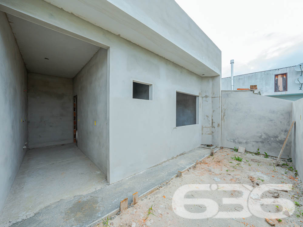 Descubra o espaço ideal para você e sua família em Balneário Barra do Sul, Santa Catarina. Apresentamos um imóvel exclusivo da 636 Negócios Imobiliários que combina design moderno, acabamentos de alta qualidade e uma localização privilegiada no bairro Salinas.
Este residencial geminado térreo, com entrega prevista para junho de 2024, oferece 98,77m² de área construída, ideal para quem busca conforto e privacidade.
O projeto arquitetônico moderno e inteligente, desenvolvido por construtores com vasta experiência e reconhecidos por sua qualidade, integra ambientes em um conceito aberto. Isso promove não apenas uma maior sensação de espaço, mas também facilita a ventilação cruzada e maximiza a entrada de luz natural, aspectos essenciais para uma vida mais confortável e econômica.
A residência dispõe de duas garagens descobertas, dois dormitórios aconchegantes, uma suíte, e dois banheiros modernos. A sala de estar e jantar são integradas, criando um ambiente perfeito para momentos em família e entretenimento. A cozinha prática se conecta ao jardim de inverno, trazendo um toque de natureza para dentro de casa. A área de serviço é bem dimensionada e funcional.
Externamente, o imóvel é cercado, garantindo privacidade e segurança, e o jardim proporciona um espaço encantador para relaxamento e lazer ao ar livre. A área de festas é ideal para confraternizações, oferecendo comodidade para receber amigos e familiares.
Localizado em um bairro tranquilo de Balneário Barra do Sul, o imóvel está próximo a vias de acesso, transporte público, escolas, hospitais e serviços públicos essenciais, oferecendo uma vida prática e sem complicações. A região é perfeita para quem deseja estar próximo da natureza sem abrir mão da conveniência urbana.
A 636 Negócios Imobiliários, com mais de 30 anos de experiência no mercado imobiliário, é reconhecida por sua excelência técnico-jurídica e pelo compromisso em oferecer não apenas imóveis, mas lares que atendam todas as expectativas de seus clientes. Este imóvel é uma oportunidade única para quem busca qualidade, conforto e estilo de vida em harmonia com a natureza.
Venha conhecer seu novo lar com a 636 Negócios Imobiliários, onde grandes pessoas constroem grandes empresas e transformam sonhos em realidade.
636 NEGÓCIOS IMOBILIÁRIOS: A SUA MELHOR ESCOLHA
Com mais de 30 anos de experiência, a 636 Negócios Imobiliários é sua parceira ideal para encontrar o imóvel perfeito. Estamos prontos para ajudá-lo a fazer deste imóvel o seu novo lar.
Telefone: (47) 3451-0636
WhatsApp: (47) 99190-0636
Não perca esta oportunidade única. Visite nosso site para mais informações: i636.com.br