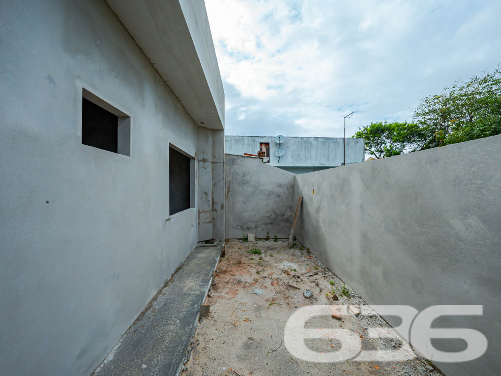 Descubra o espaço ideal para você e sua família em Balneário Barra do Sul, Santa Catarina. Apresentamos um imóvel exclusivo da 636 Negócios Imobiliários que combina design moderno, acabamentos de alta qualidade e uma localização privilegiada no bairro Salinas.
Este residencial geminado térreo, com entrega prevista para junho de 2024, oferece 98,77m² de área construída, ideal para quem busca conforto e privacidade.
O projeto arquitetônico moderno e inteligente, desenvolvido por construtores com vasta experiência e reconhecidos por sua qualidade, integra ambientes em um conceito aberto. Isso promove não apenas uma maior sensação de espaço, mas também facilita a ventilação cruzada e maximiza a entrada de luz natural, aspectos essenciais para uma vida mais confortável e econômica.
A residência dispõe de duas garagens descobertas, dois dormitórios aconchegantes, uma suíte, e dois banheiros modernos. A sala de estar e jantar são integradas, criando um ambiente perfeito para momentos em família e entretenimento. A cozinha prática se conecta ao jardim de inverno, trazendo um toque de natureza para dentro de casa. A área de serviço é bem dimensionada e funcional.
Externamente, o imóvel é cercado, garantindo privacidade e segurança, e o jardim proporciona um espaço encantador para relaxamento e lazer ao ar livre. A área de festas é ideal para confraternizações, oferecendo comodidade para receber amigos e familiares.
Localizado em um bairro tranquilo de Balneário Barra do Sul, o imóvel está próximo a vias de acesso, transporte público, escolas, hospitais e serviços públicos essenciais, oferecendo uma vida prática e sem complicações. A região é perfeita para quem deseja estar próximo da natureza sem abrir mão da conveniência urbana.
A 636 Negócios Imobiliários, com mais de 30 anos de experiência no mercado imobiliário, é reconhecida por sua excelência técnico-jurídica e pelo compromisso em oferecer não apenas imóveis, mas lares que atendam todas as expectativas de seus clientes. Este imóvel é uma oportunidade única para quem busca qualidade, conforto e estilo de vida em harmonia com a natureza.
Venha conhecer seu novo lar com a 636 Negócios Imobiliários, onde grandes pessoas constroem grandes empresas e transformam sonhos em realidade.
636 NEGÓCIOS IMOBILIÁRIOS: A SUA MELHOR ESCOLHA
Com mais de 30 anos de experiência, a 636 Negócios Imobiliários é sua parceira ideal para encontrar o imóvel perfeito. Estamos prontos para ajudá-lo a fazer deste imóvel o seu novo lar.
Telefone: (47) 3451-0636
WhatsApp: (47) 99190-0636
Não perca esta oportunidade única. Visite nosso site para mais informações: i636.com.br