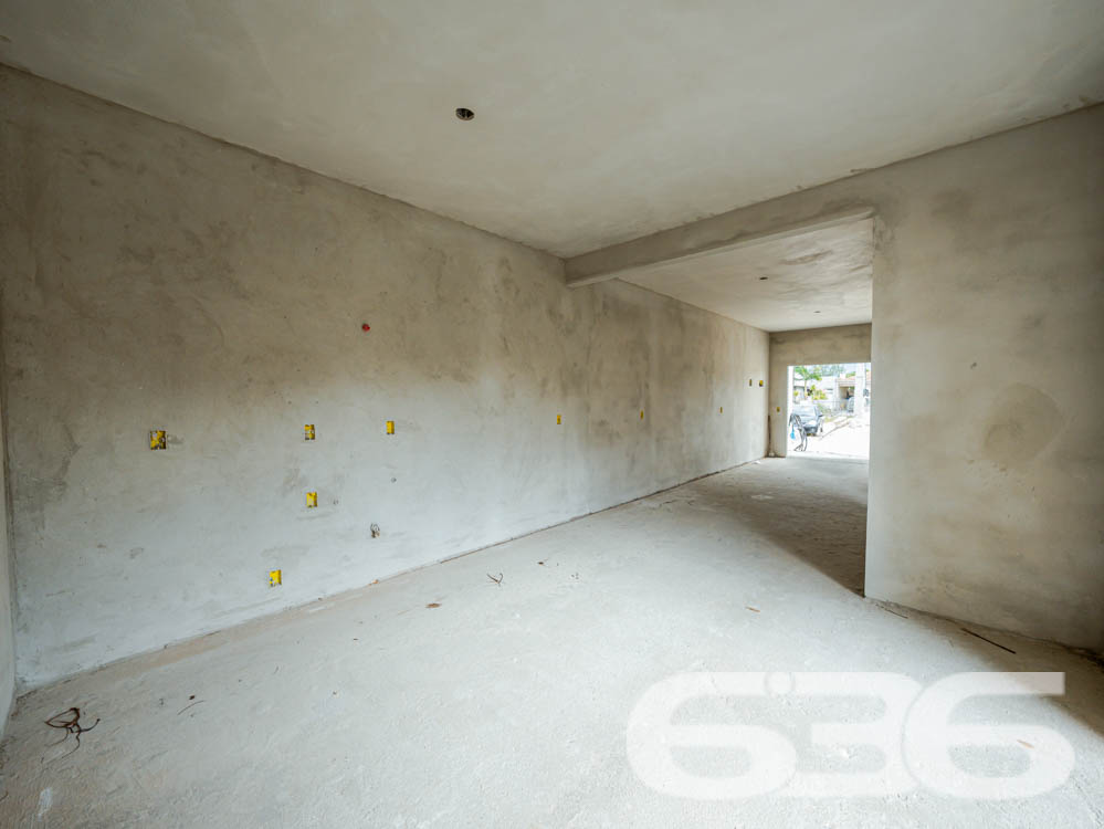 Descubra o espaço ideal para você e sua família em Balneário Barra do Sul, Santa Catarina. Apresentamos um imóvel exclusivo da 636 Negócios Imobiliários que combina design moderno, acabamentos de alta qualidade e uma localização privilegiada no bairro Salinas.
Este residencial geminado térreo, com entrega prevista para junho de 2024, oferece 98,77m² de área construída, ideal para quem busca conforto e privacidade.
O projeto arquitetônico moderno e inteligente, desenvolvido por construtores com vasta experiência e reconhecidos por sua qualidade, integra ambientes em um conceito aberto. Isso promove não apenas uma maior sensação de espaço, mas também facilita a ventilação cruzada e maximiza a entrada de luz natural, aspectos essenciais para uma vida mais confortável e econômica.
A residência dispõe de duas garagens descobertas, dois dormitórios aconchegantes, uma suíte, e dois banheiros modernos. A sala de estar e jantar são integradas, criando um ambiente perfeito para momentos em família e entretenimento. A cozinha prática se conecta ao jardim de inverno, trazendo um toque de natureza para dentro de casa. A área de serviço é bem dimensionada e funcional.
Externamente, o imóvel é cercado, garantindo privacidade e segurança, e o jardim proporciona um espaço encantador para relaxamento e lazer ao ar livre. A área de festas é ideal para confraternizações, oferecendo comodidade para receber amigos e familiares.
Localizado em um bairro tranquilo de Balneário Barra do Sul, o imóvel está próximo a vias de acesso, transporte público, escolas, hospitais e serviços públicos essenciais, oferecendo uma vida prática e sem complicações. A região é perfeita para quem deseja estar próximo da natureza sem abrir mão da conveniência urbana.
A 636 Negócios Imobiliários, com mais de 30 anos de experiência no mercado imobiliário, é reconhecida por sua excelência técnico-jurídica e pelo compromisso em oferecer não apenas imóveis, mas lares que atendam todas as expectativas de seus clientes. Este imóvel é uma oportunidade única para quem busca qualidade, conforto e estilo de vida em harmonia com a natureza.
Venha conhecer seu novo lar com a 636 Negócios Imobiliários, onde grandes pessoas constroem grandes empresas e transformam sonhos em realidade.
636 NEGÓCIOS IMOBILIÁRIOS: A SUA MELHOR ESCOLHA
Com mais de 30 anos de experiência, a 636 Negócios Imobiliários é sua parceira ideal para encontrar o imóvel perfeito. Estamos prontos para ajudá-lo a fazer deste imóvel o seu novo lar.
Telefone: (47) 3451-0636
WhatsApp: (47) 99190-0636
Não perca esta oportunidade única. Visite nosso site para mais informações: i636.com.br