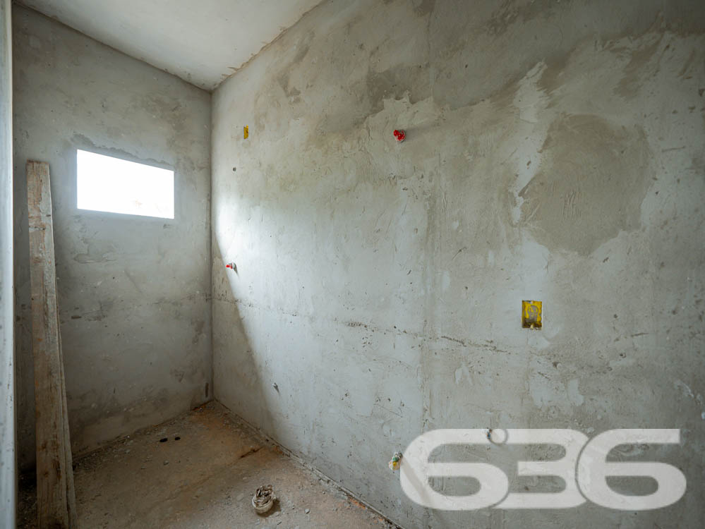 Descubra o espaço ideal para você e sua família em Balneário Barra do Sul, Santa Catarina. Apresentamos um imóvel exclusivo da 636 Negócios Imobiliários que combina design moderno, acabamentos de alta qualidade e uma localização privilegiada no bairro Salinas.
Este residencial geminado térreo, com entrega prevista para junho de 2024, oferece 98,77m² de área construída, ideal para quem busca conforto e privacidade.
O projeto arquitetônico moderno e inteligente, desenvolvido por construtores com vasta experiência e reconhecidos por sua qualidade, integra ambientes em um conceito aberto. Isso promove não apenas uma maior sensação de espaço, mas também facilita a ventilação cruzada e maximiza a entrada de luz natural, aspectos essenciais para uma vida mais confortável e econômica.
A residência dispõe de duas garagens descobertas, dois dormitórios aconchegantes, uma suíte, e dois banheiros modernos. A sala de estar e jantar são integradas, criando um ambiente perfeito para momentos em família e entretenimento. A cozinha prática se conecta ao jardim de inverno, trazendo um toque de natureza para dentro de casa. A área de serviço é bem dimensionada e funcional.
Externamente, o imóvel é cercado, garantindo privacidade e segurança, e o jardim proporciona um espaço encantador para relaxamento e lazer ao ar livre. A área de festas é ideal para confraternizações, oferecendo comodidade para receber amigos e familiares.
Localizado em um bairro tranquilo de Balneário Barra do Sul, o imóvel está próximo a vias de acesso, transporte público, escolas, hospitais e serviços públicos essenciais, oferecendo uma vida prática e sem complicações. A região é perfeita para quem deseja estar próximo da natureza sem abrir mão da conveniência urbana.
A 636 Negócios Imobiliários, com mais de 30 anos de experiência no mercado imobiliário, é reconhecida por sua excelência técnico-jurídica e pelo compromisso em oferecer não apenas imóveis, mas lares que atendam todas as expectativas de seus clientes. Este imóvel é uma oportunidade única para quem busca qualidade, conforto e estilo de vida em harmonia com a natureza.
Venha conhecer seu novo lar com a 636 Negócios Imobiliários, onde grandes pessoas constroem grandes empresas e transformam sonhos em realidade.
636 NEGÓCIOS IMOBILIÁRIOS: A SUA MELHOR ESCOLHA
Com mais de 30 anos de experiência, a 636 Negócios Imobiliários é sua parceira ideal para encontrar o imóvel perfeito. Estamos prontos para ajudá-lo a fazer deste imóvel o seu novo lar.
Telefone: (47) 3451-0636
WhatsApp: (47) 99190-0636
Não perca esta oportunidade única. Visite nosso site para mais informações: i636.com.br
