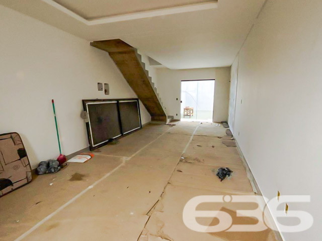 VENDE-SE GEMINADO SOBRADO COM 2 SUÍTES NO BAIRRO BOEHMERWALD
Descubra a perfeição em cada detalhe neste imóvel de 87,12m², projetado para oferecer conforto e estilo. Situado no coração do bairro Boehmerwald, este lar é um verdadeiro refúgio urbano, combinando design moderno com acabamentos de alta qualidade.
Com duas suítes espaçosas, banheiro social, sala de estar aconchegante, cozinha planejada e área de serviço funcional, cada espaço foi cuidadosamente pensado para maximizar o bem-estar. O piso inferior em cerâmica retificada e o superior em laminado adicionam um toque de elegância e praticidade.
O terreno de 112m² inclui uma área externa de 8m, ideal para momentos de lazer e confraternização, além de duas vagas de estacionamento com acabamento em brita e concreto. Destaque para o portão basculante de alumínio preto, que garante privacidade e segurança.
Localizado próximo à Milium, no bairro Boehmerwald, este imóvel está cercado por conveniências e facilidades, garantindo uma vida prática e confortável. A qualidade dos acabamentos, como massa corrida, azulejos retificados, janelas de vidro temperado e portas de madeira envernizadas, reflete o cuidado e a atenção aos detalhes.
A 636 Negócios Imobiliários tem o prazer de apresentar esta oportunidade única. Para mais informações e para agendar sua visita, entre em contato:
Telefone: (47) 3451-0636
WhatsApp: (47) 99190-0636
Não perca a chance de conhecer seu novo lar. Visite nosso site para mais opções: i636.com.br