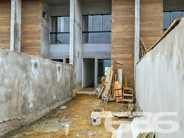 VENDE-SE GEMINADO SOBRADO COM 2 SUÍTES NO BAIRRO BOEHMERWALD
Descubra a perfeição em cada detalhe neste imóvel de 87,12m², projetado para oferecer conforto e estilo. Situado no coração do bairro Boehmerwald, este lar é um verdadeiro refúgio urbano, combinando design moderno com acabamentos de alta qualidade.
Com duas suítes espaçosas, banheiro social, sala de estar aconchegante, cozinha planejada e área de serviço funcional, cada espaço foi cuidadosamente pensado para maximizar o bem-estar. O piso inferior em cerâmica retificada e o superior em laminado adicionam um toque de elegância e praticidade.
O terreno de 112m² inclui uma área externa de 8m, ideal para momentos de lazer e confraternização, além de duas vagas de estacionamento com acabamento em brita e concreto. Destaque para o portão basculante de alumínio preto, que garante privacidade e segurança.
Localizado próximo à Milium, no bairro Boehmerwald, este imóvel está cercado por conveniências e facilidades, garantindo uma vida prática e confortável. A qualidade dos acabamentos, como massa corrida, azulejos retificados, janelas de vidro temperado e portas de madeira envernizadas, reflete o cuidado e a atenção aos detalhes.
A 636 Negócios Imobiliários tem o prazer de apresentar esta oportunidade única. Para mais informações e para agendar sua visita, entre em contato:
Telefone: (47) 3451-0636
WhatsApp: (47) 99190-0636
Não perca a chance de conhecer seu novo lar. Visite nosso site para mais opções: i636.com.br